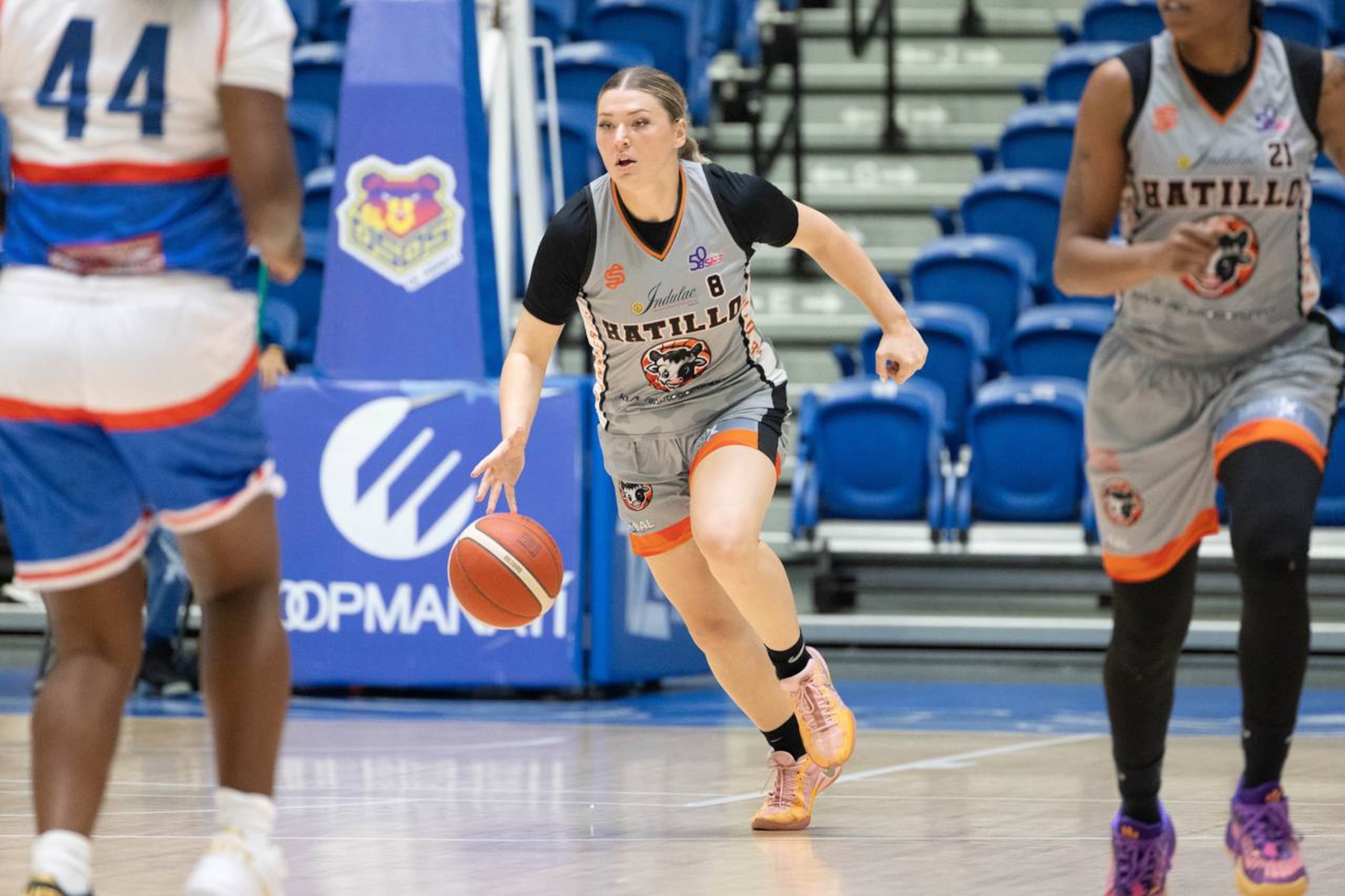 Kristen Spolyar, de las Ganaderas de Hatillo, inicia el ataque en el partido de cuartos de final ante las Atenienses de Manatí.