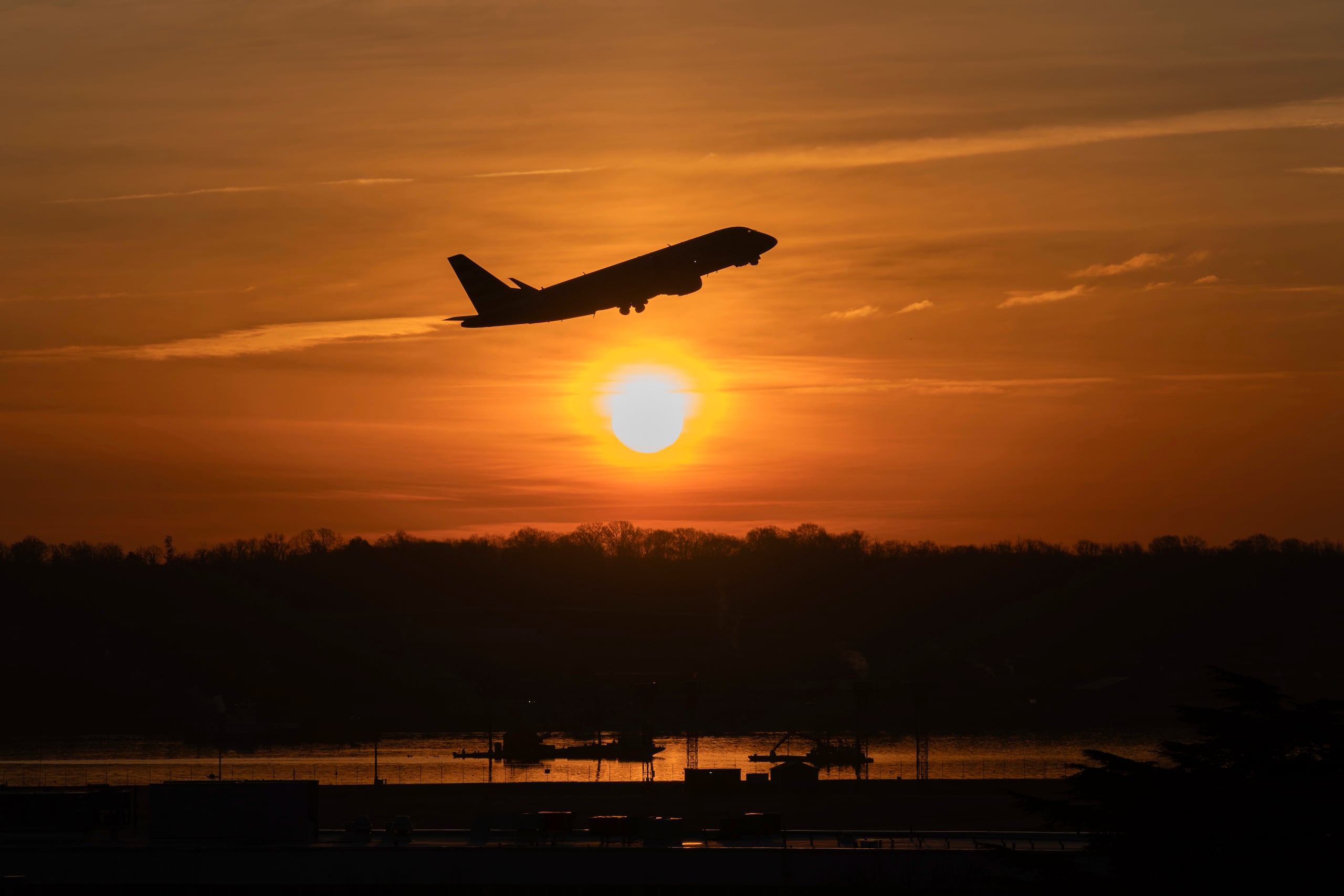 Las acciones de Expedia bajaban más de un 7% en las operaciones del viernes a mediodía.