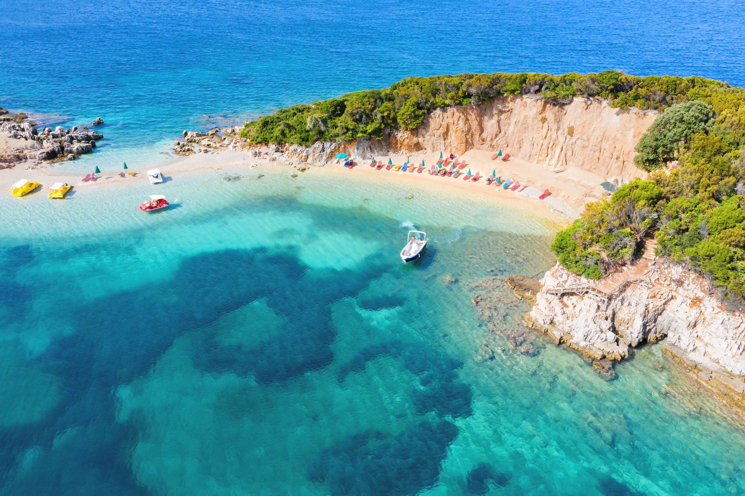 Albania cuenta con una naturaleza salvaje, una cultura a medio camino entre Oriente y Occidente, y 400 kilómetros de aguas azules y transparentes en los mares Jónicos y Adriático.