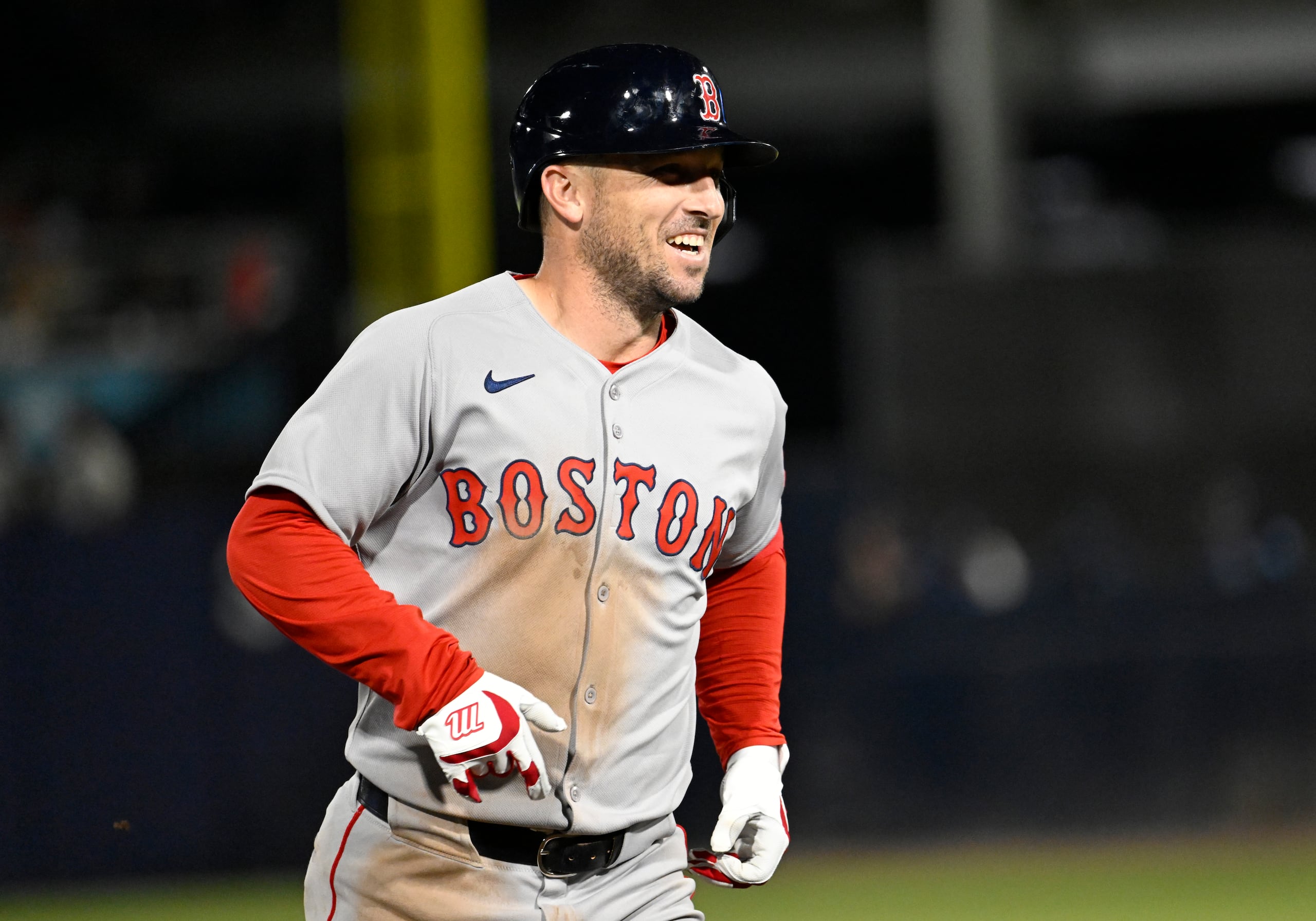 Alex Bregman, de los Red Sox de Boston, festeja tras conectar un jonrón ante los Rays de Tampa Bay.