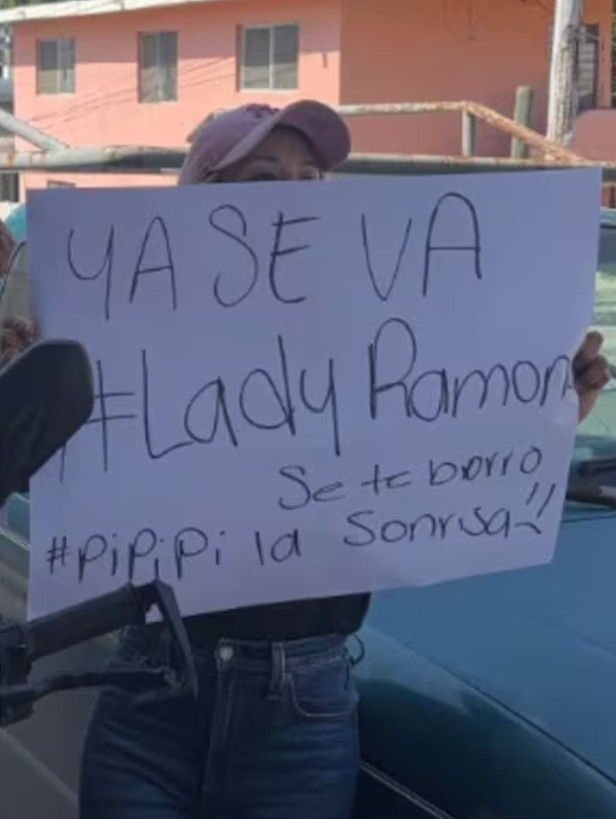 Daniela explicó que ella es originaria de la Tampico, Tamaulipas. Hace 20 años, sus padres se fueron a Estados Unidos por trabajo. Durante su ausencia, le encargaron su casa a un familiar para que la rentara.