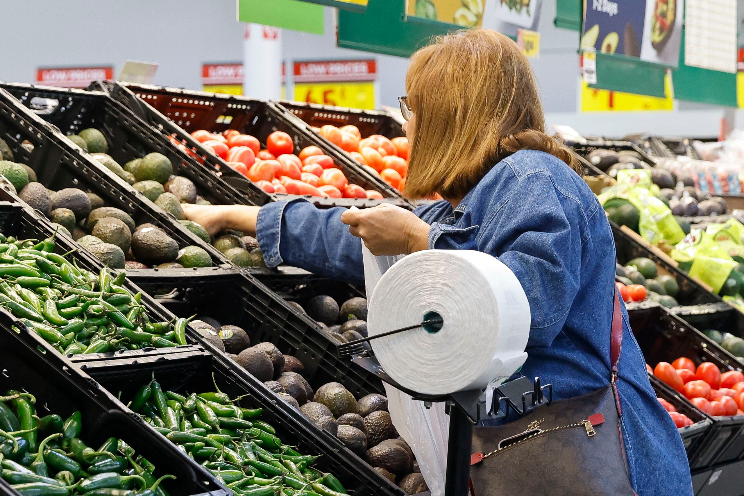 Excluyendo las categorías volátiles de alimentos y energía, los precios subieron un 2.8% en el último año, el mismo porcentaje que el mes anterior, que fue revisado al alza. Las cifras están por encima del objetivo del 2% de la Fed.