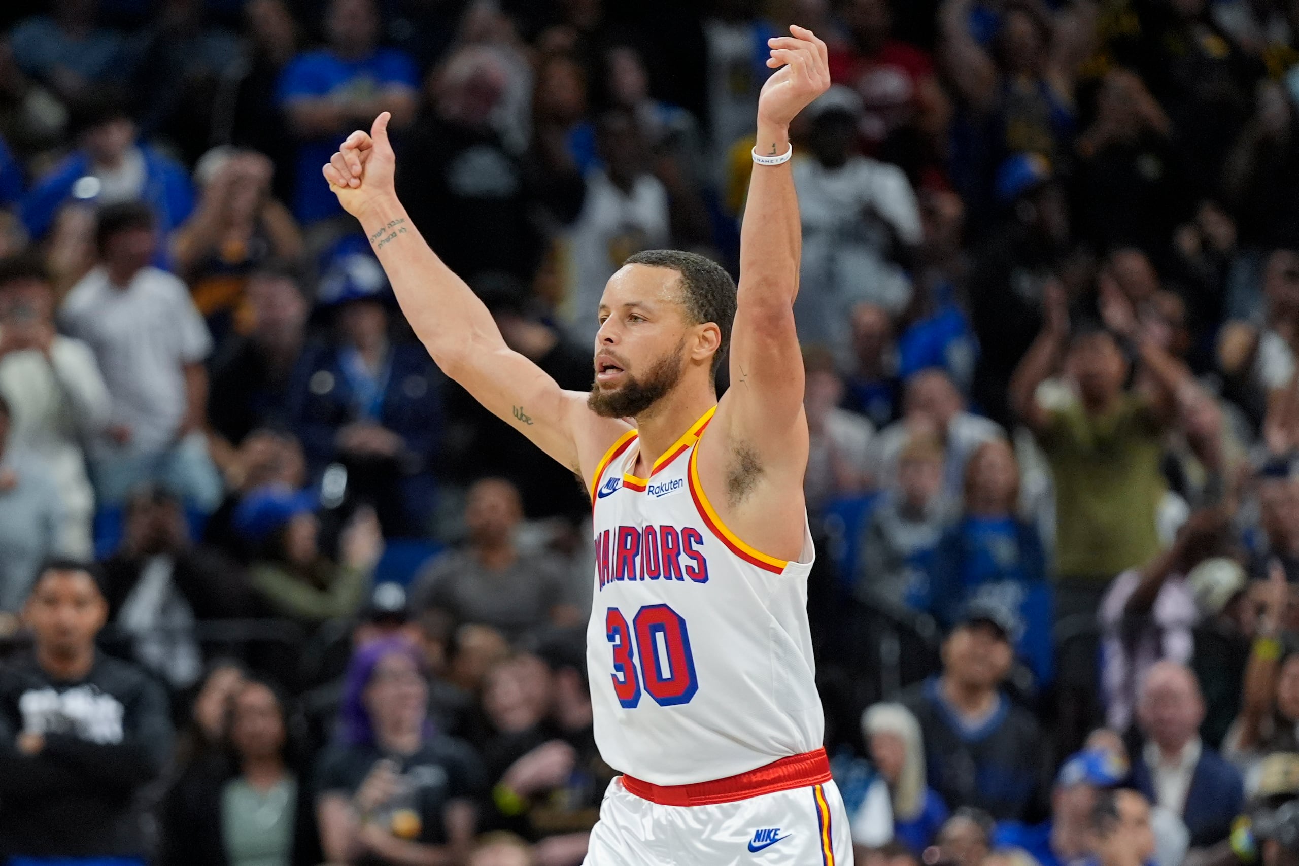 Stephen Curry, base de los Warriors de Golden State, festeja luego de atinar un triple en el duelo ante el Magic de Orlando.