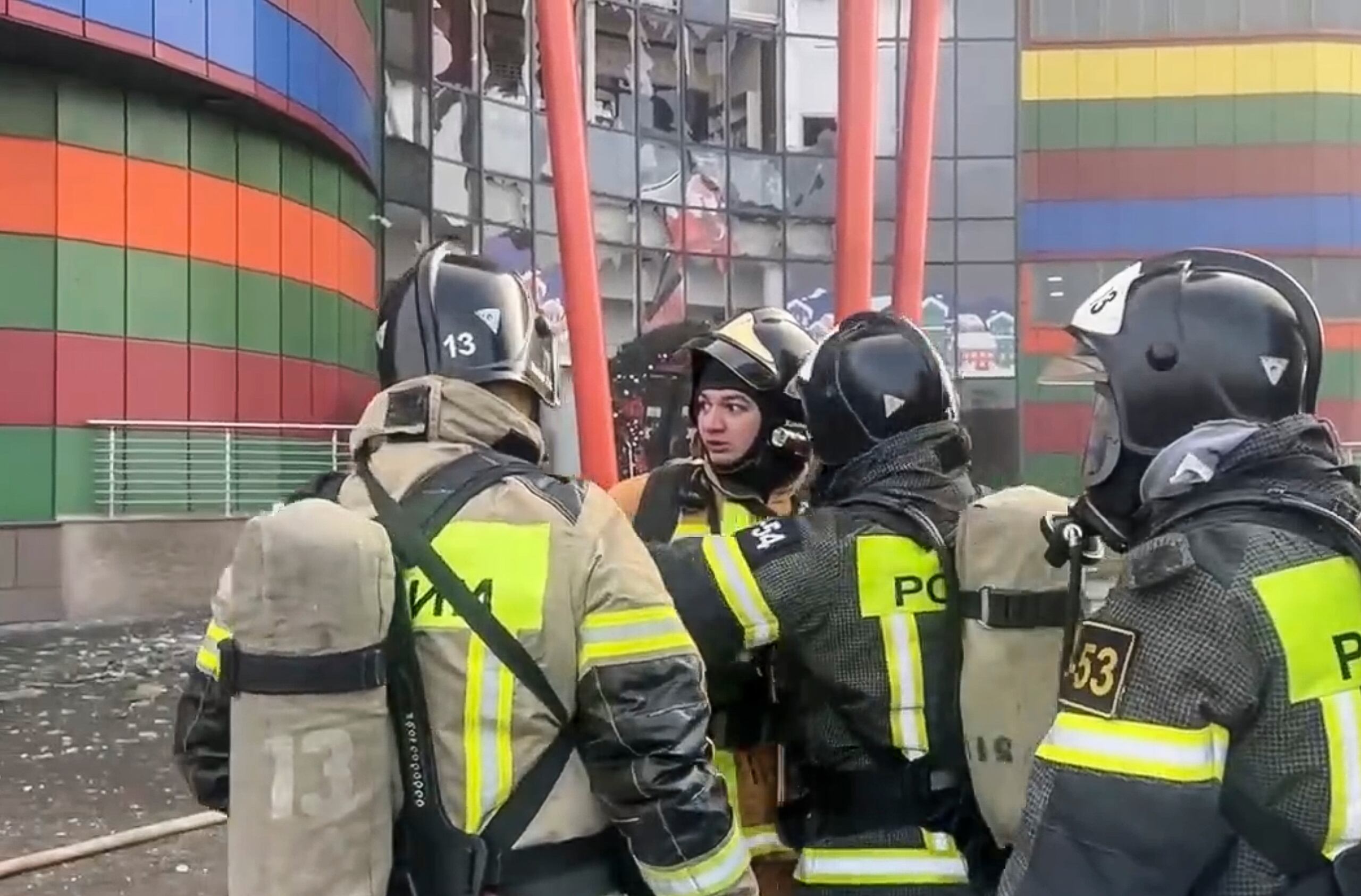 Foto facilitada por el servicio de prensa del Ministerio de Emergencias de Rusia muestra a los bomberos trabajando para extinguir un incendio. (EFE/EPA/SERVICIO DE PRENSA DEL MINISTERIO DE EMERGENCIAS DE RUSIA / SOLO USO EDITORIAL / NO VENTAS)