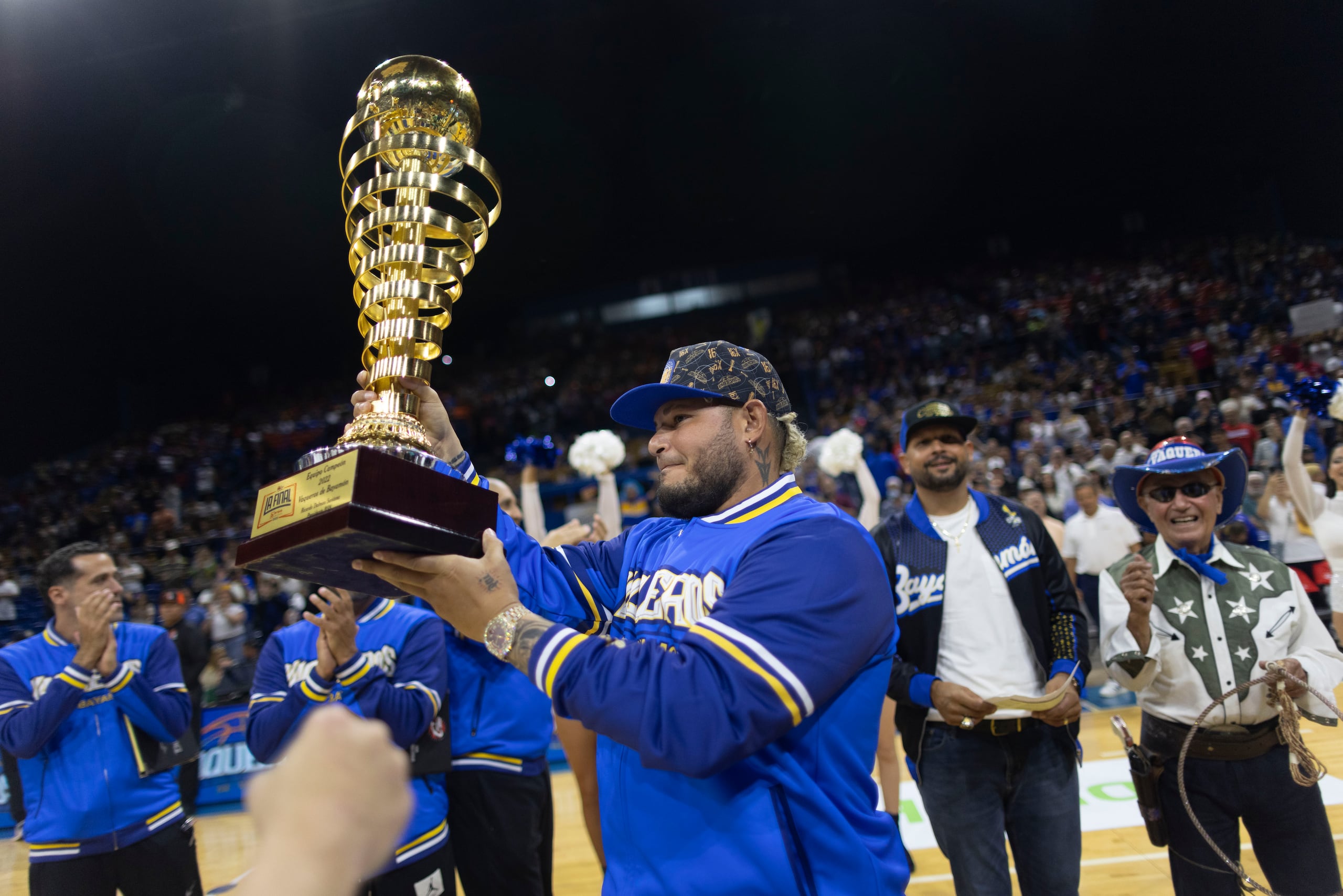 El apoderado de los Vaqueros de Bayamón, Yadier Molina, en el juego inaugural de la temporada 2023.