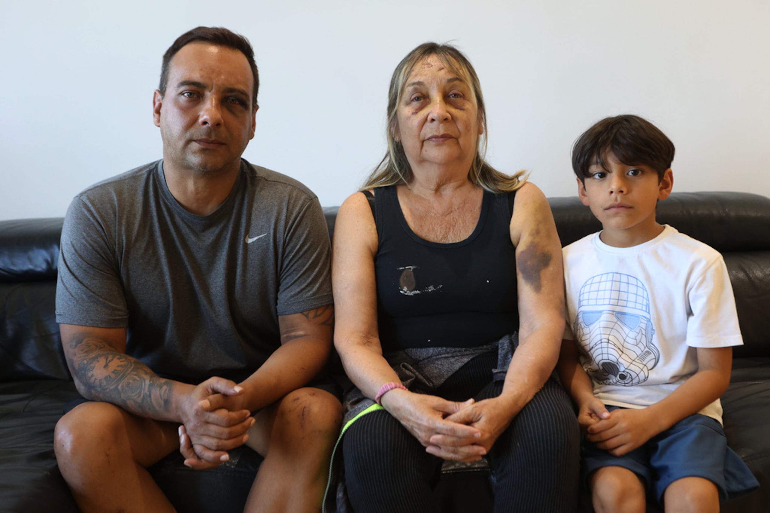 Grian Serrano, su madre Ingrid Rochabrun y su hijo Gael se sientan en la casa donde se están quedando con familiares en Caracas tras sobrevivir a los terremotos consecutivos que destruyeron el edificio de apartamentos donde vivían en Caraballeda.