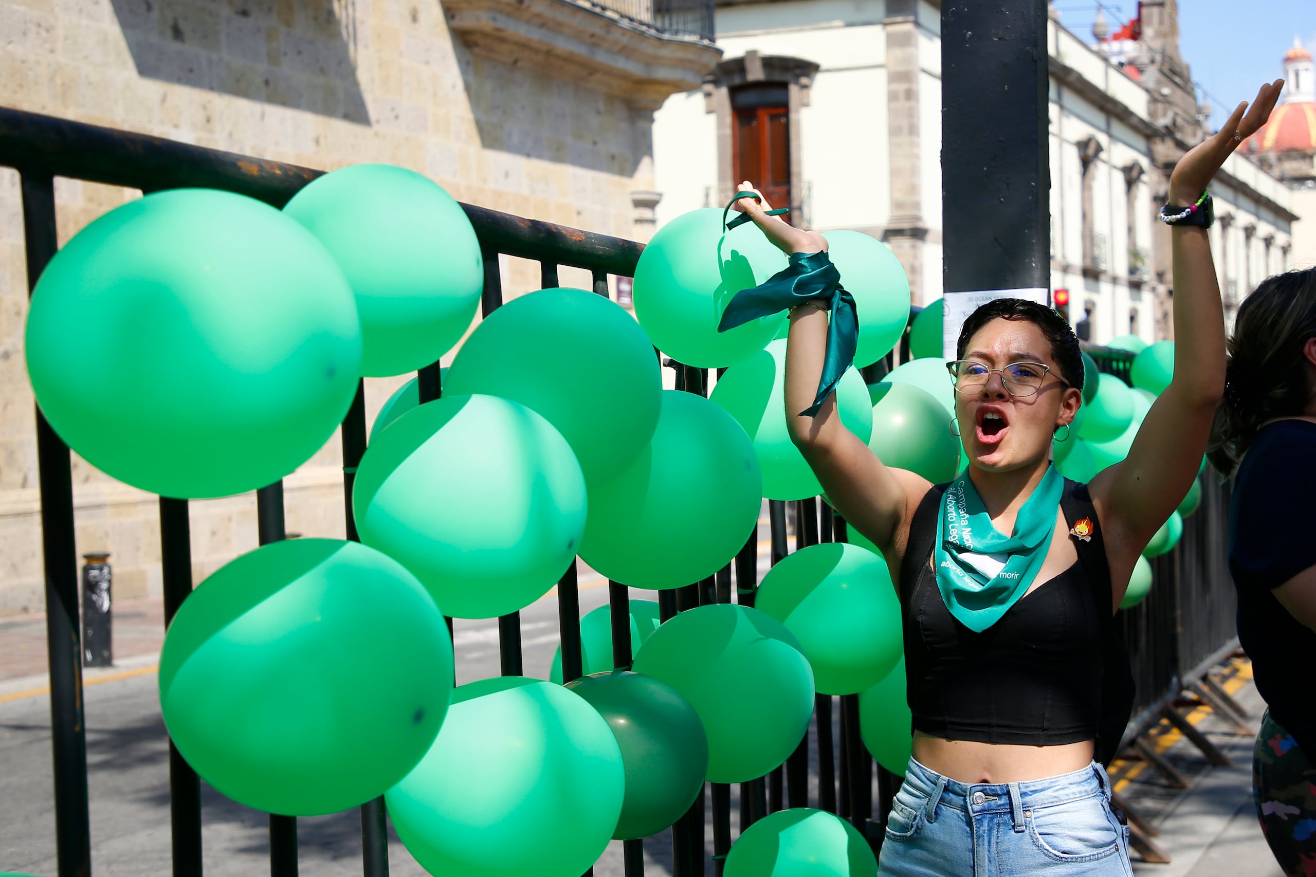 Integrantes de colectivos feministas se manifiestan a favor del aborto en las inmediaciones del Congreso del Estado de Jalisco, este viernes en Guadalajara (México). EFE/ Francisco Guasco