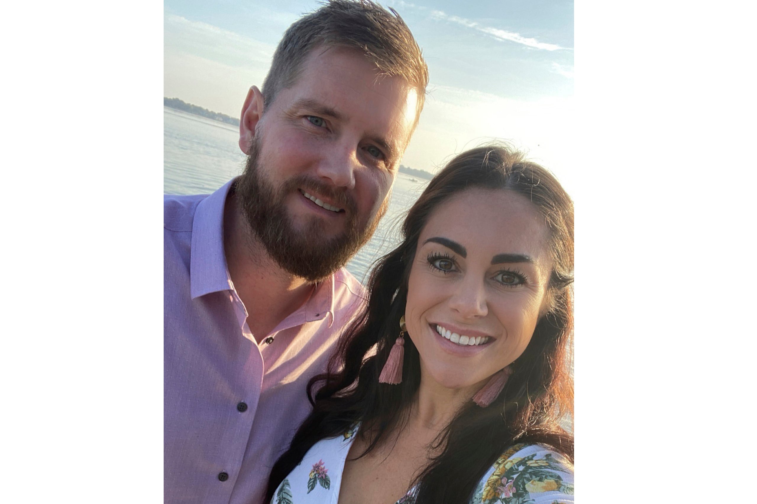 Hutchinson demandó a las empresas después de que la conductora Jamie Lee Komoroski estrellara el vehículo contra un carrito de golf en el que viajaban él y su nueva esposa, Samantha Miller, de 34 años, tras salir de su banquete de bodas.