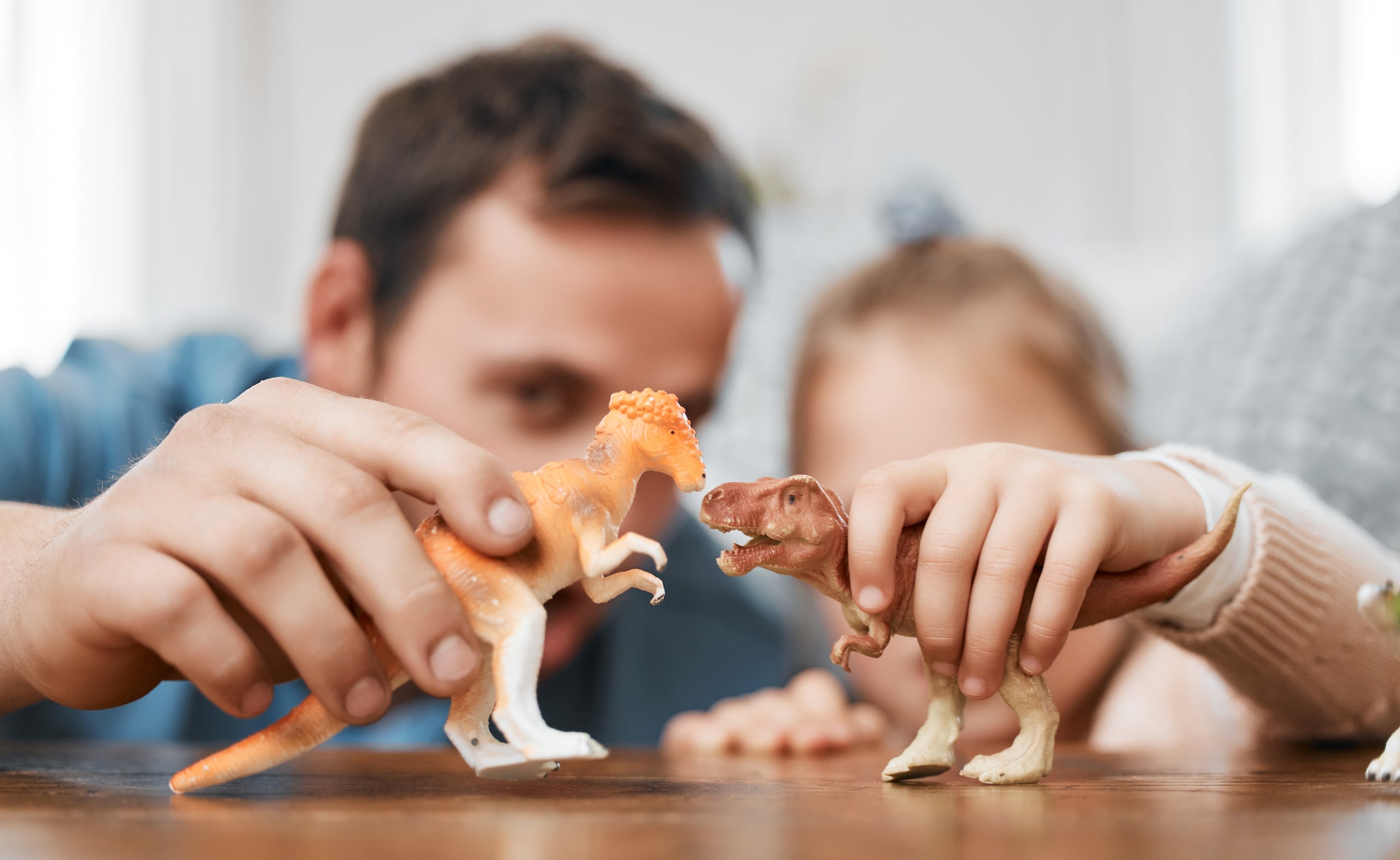 Jugar es una forma de compartir tanto con niños como con adultos.