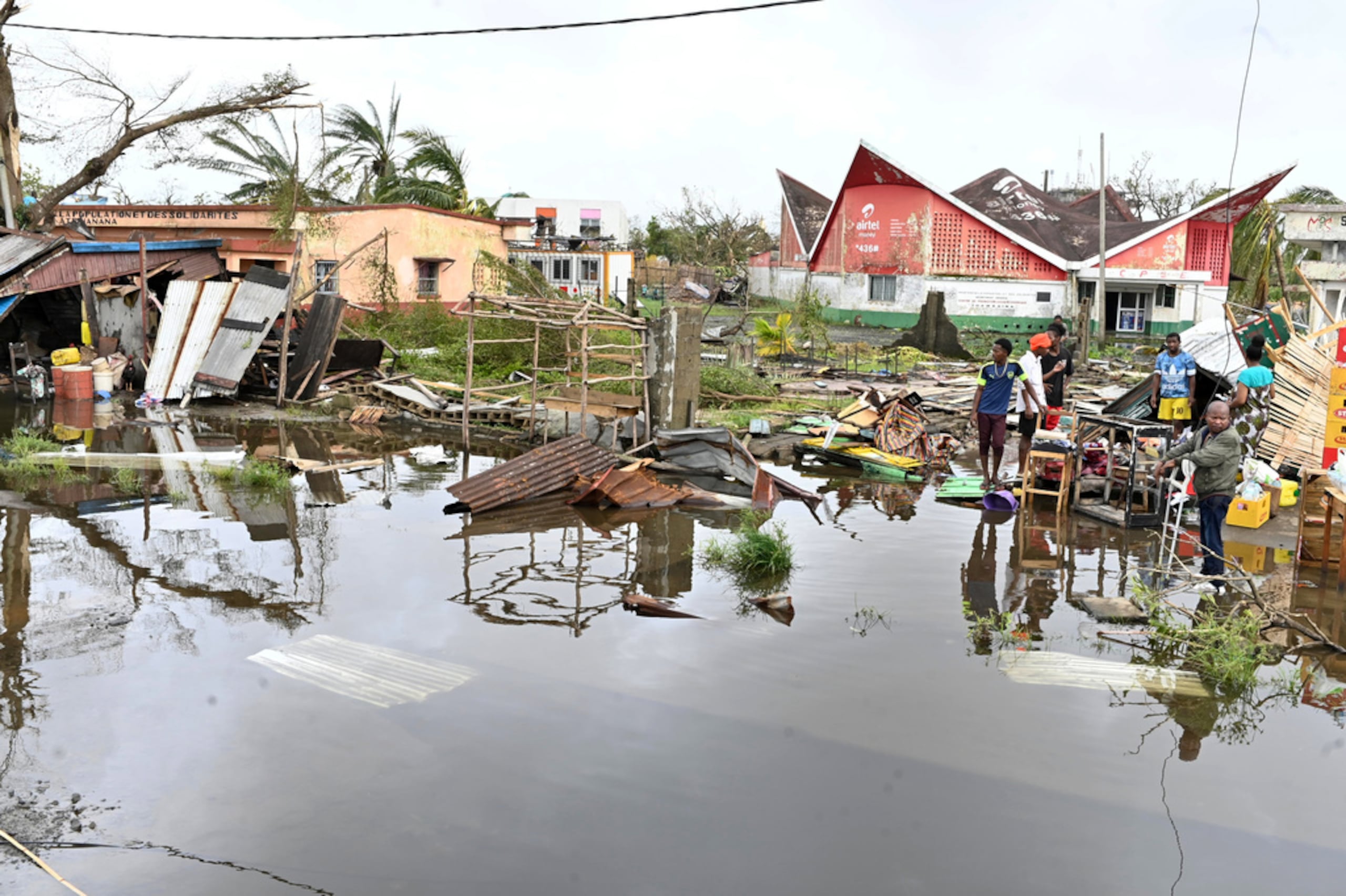 Personas observan los daños causados por el ciclón Gezina en Toamasina, Madagascar, el miércoles 11 de febrero de 2026.