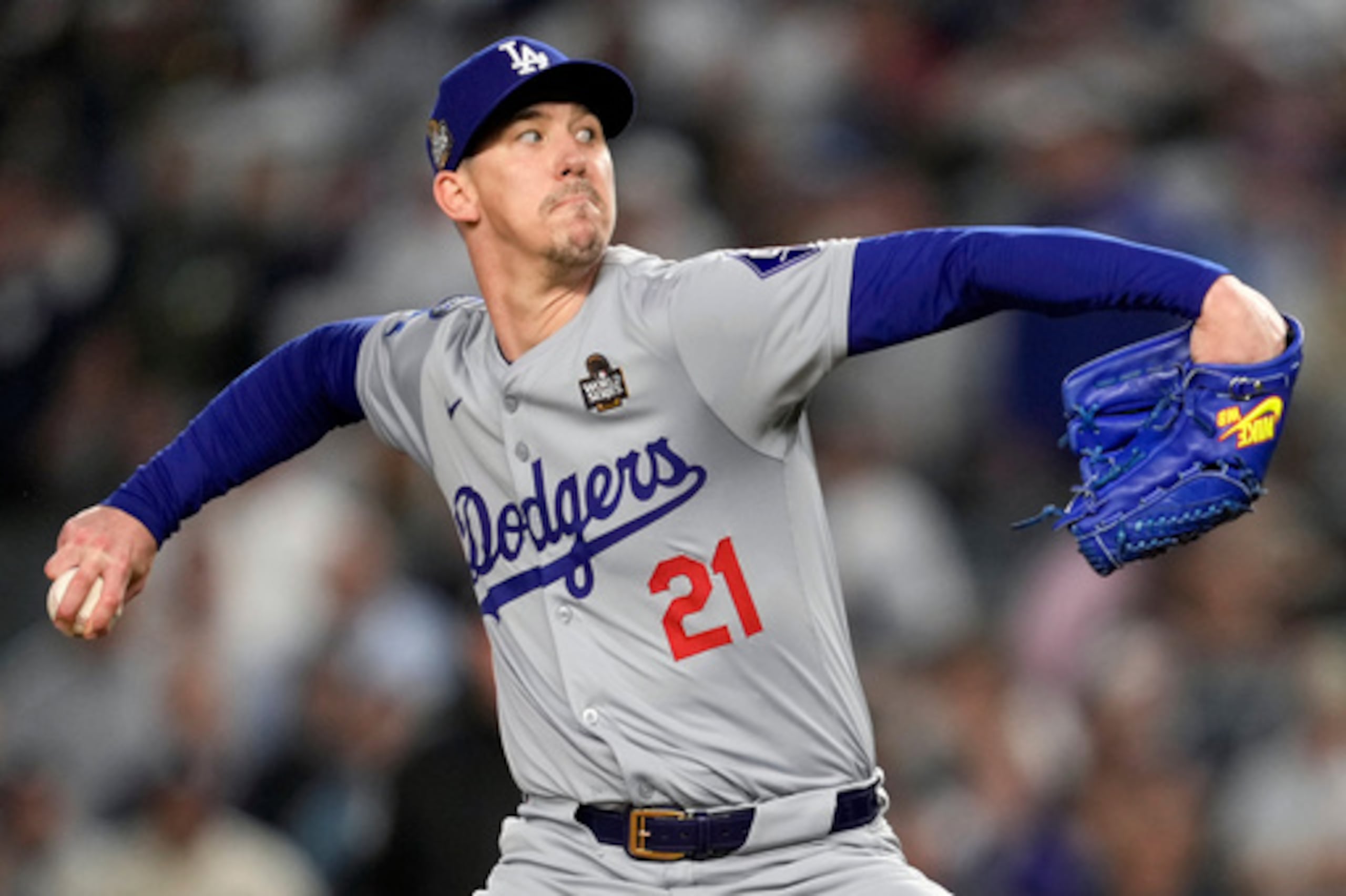 ARCHIVO - El lanzador de los Dodgers de Los Ángeles, Walker Buehler, lanza contra los Yankees de Nueva York durante la novena entrada del quinto juego de la Serie Mundial de béisbol, el 30 de octubre de 2024, en Nueva York. (AP Photo/Ashley Landis, archivo)