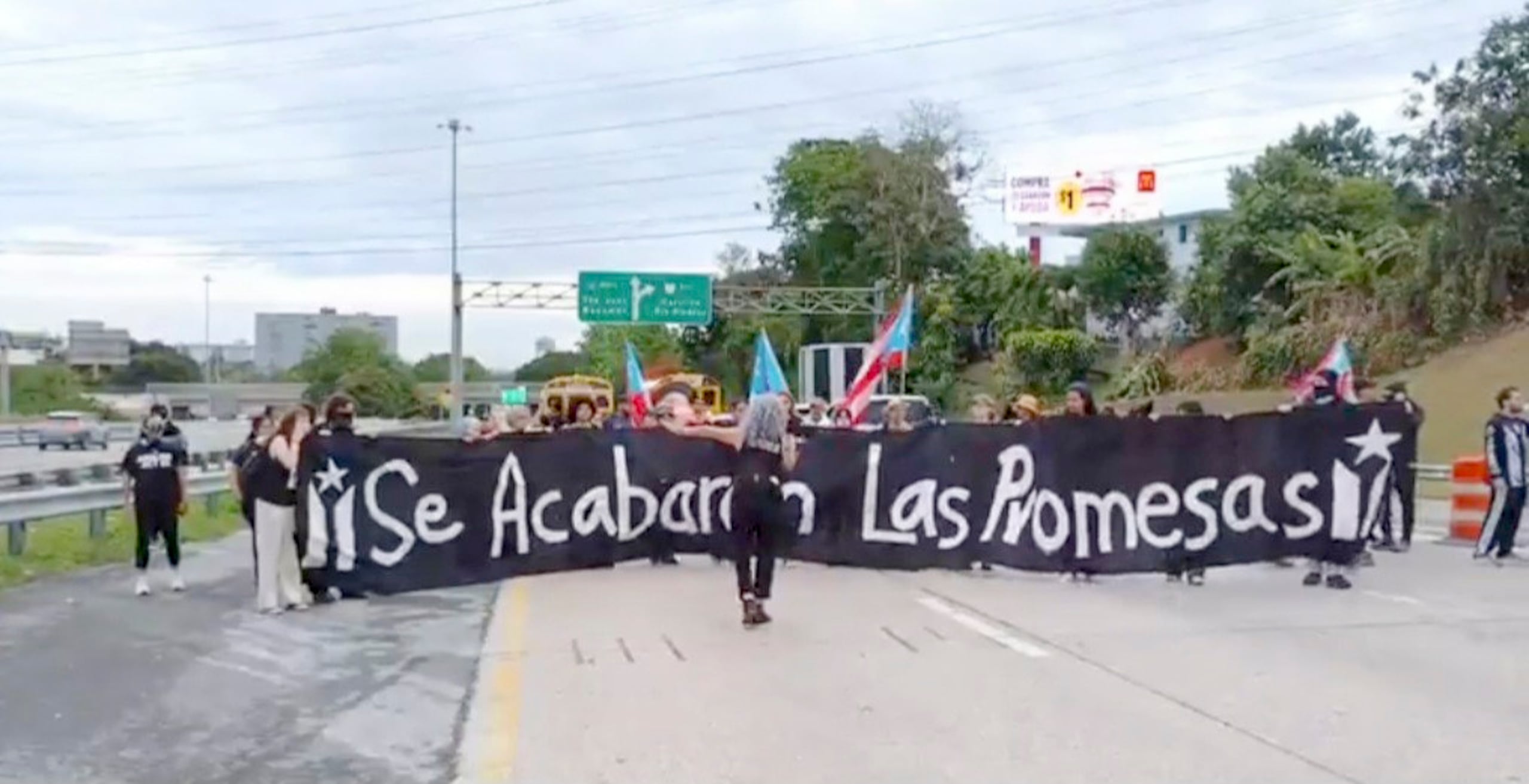 La Jornada se Acabaron las Promesas lleva a cabo una manifestación contra la Junta de Supervisión fiscal en la autopista PR-52 en dirección a San Juan.