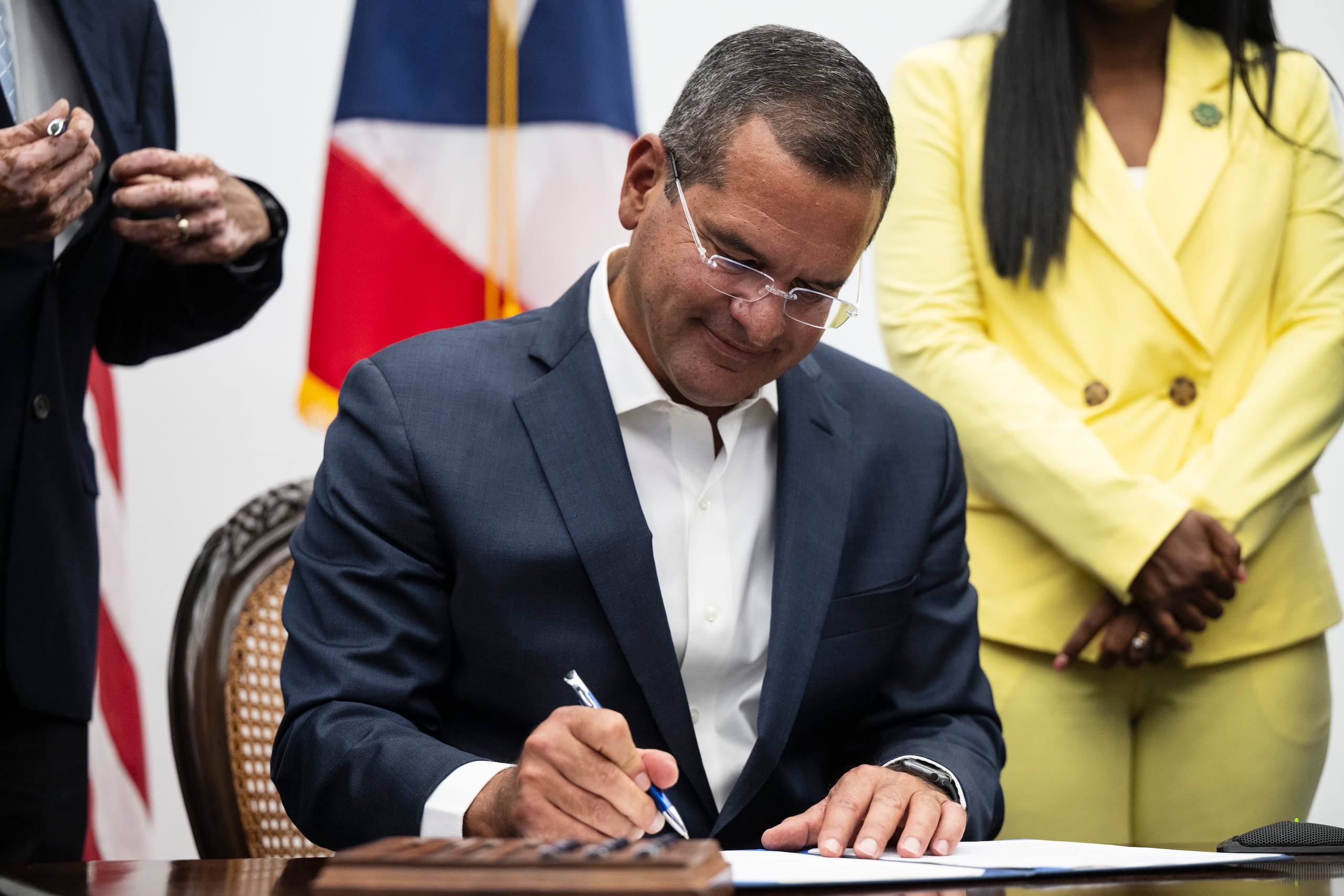 El gobernador Pedro Pierluisi estampa su firma en un proyecto de ley. (Archivo / GFR Media)