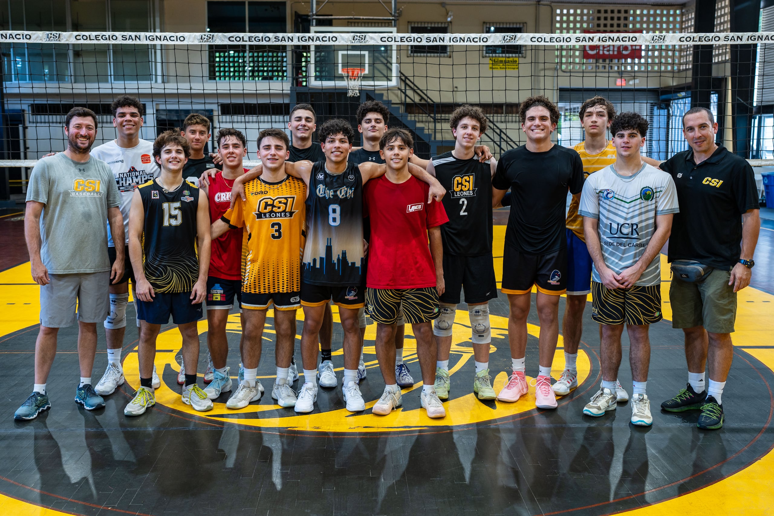 El equipo senior del Colegio San Ignacio posa para el lente de Primera Hora durante una práctica.