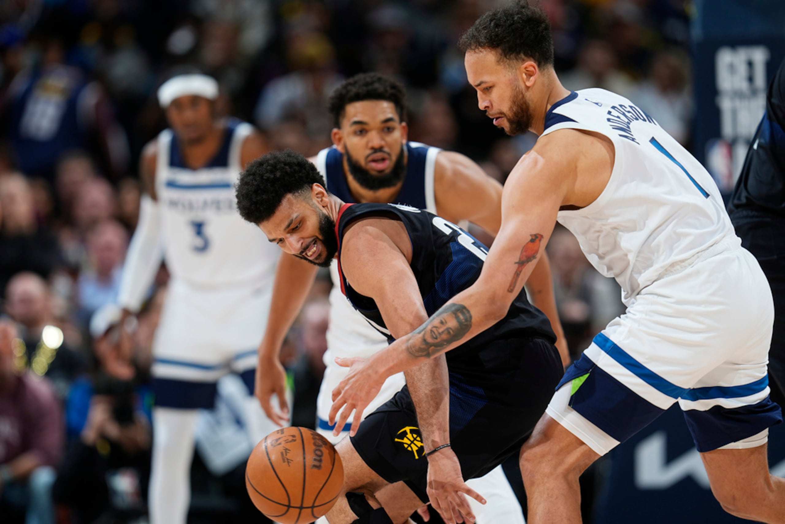 Jamal Murray pierde el balón ante Kyle Anderson y Karl-Anthony Towns en el segundo partido de la serie semifinal de la Conferencia Oeste.