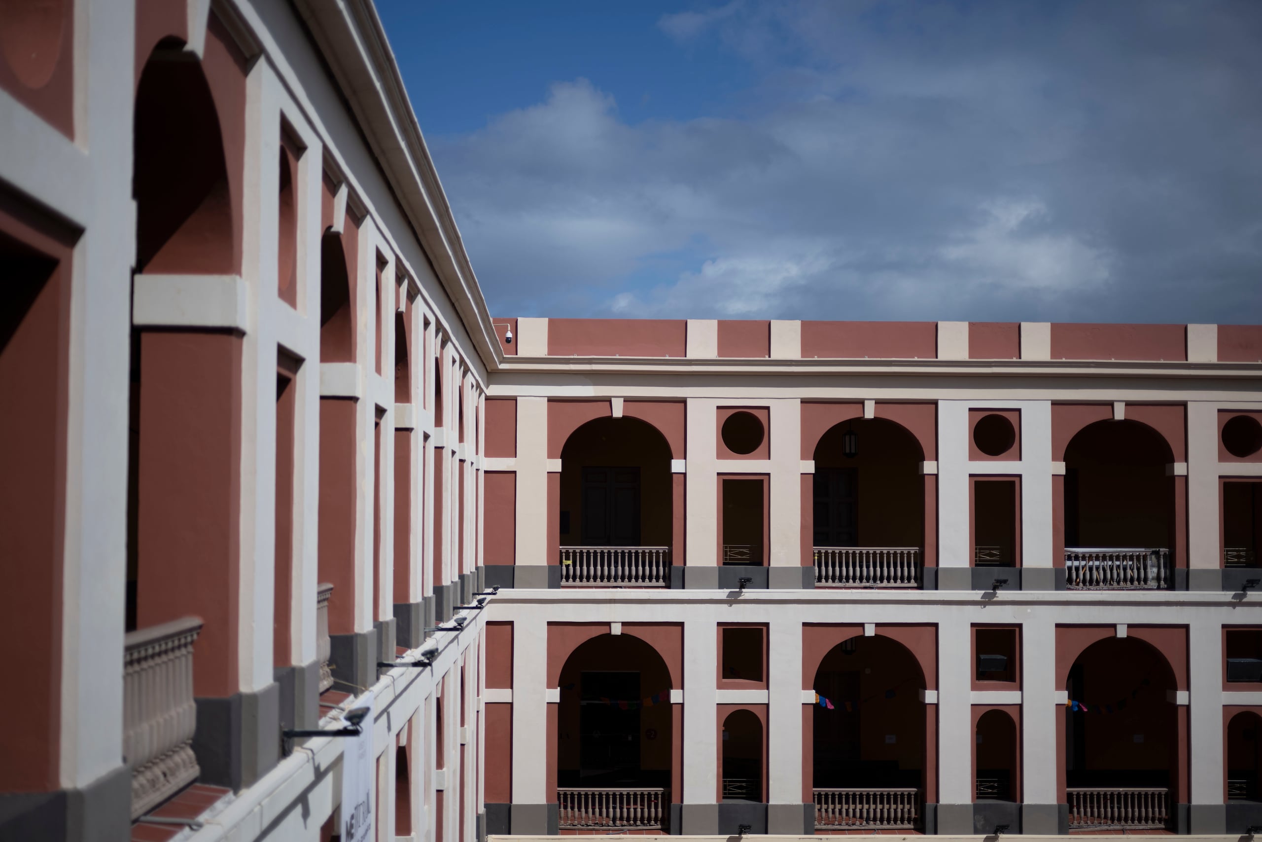 En la foto, fachada exterior del Cuartel de Ballajá.