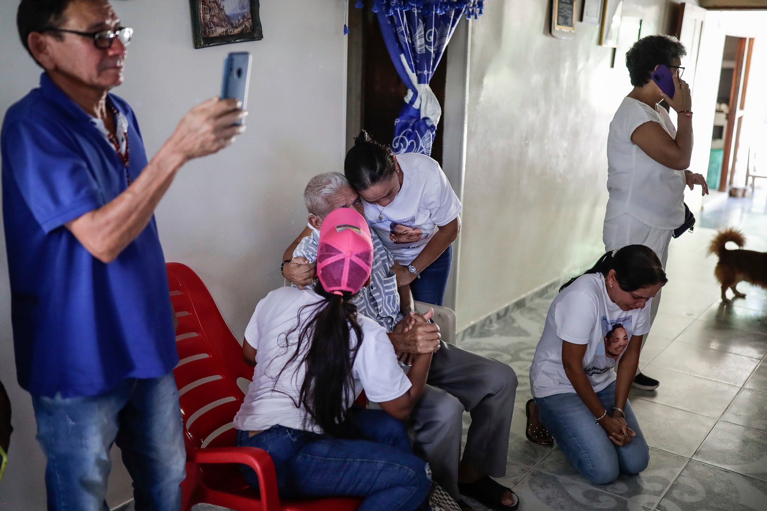 La familia de Luis Manuel Díaz espera en su casa familiar para reunirse con él en Barrancas, Colombia, luego de recibir la noticia de que fue liberado por sus secuestradores.