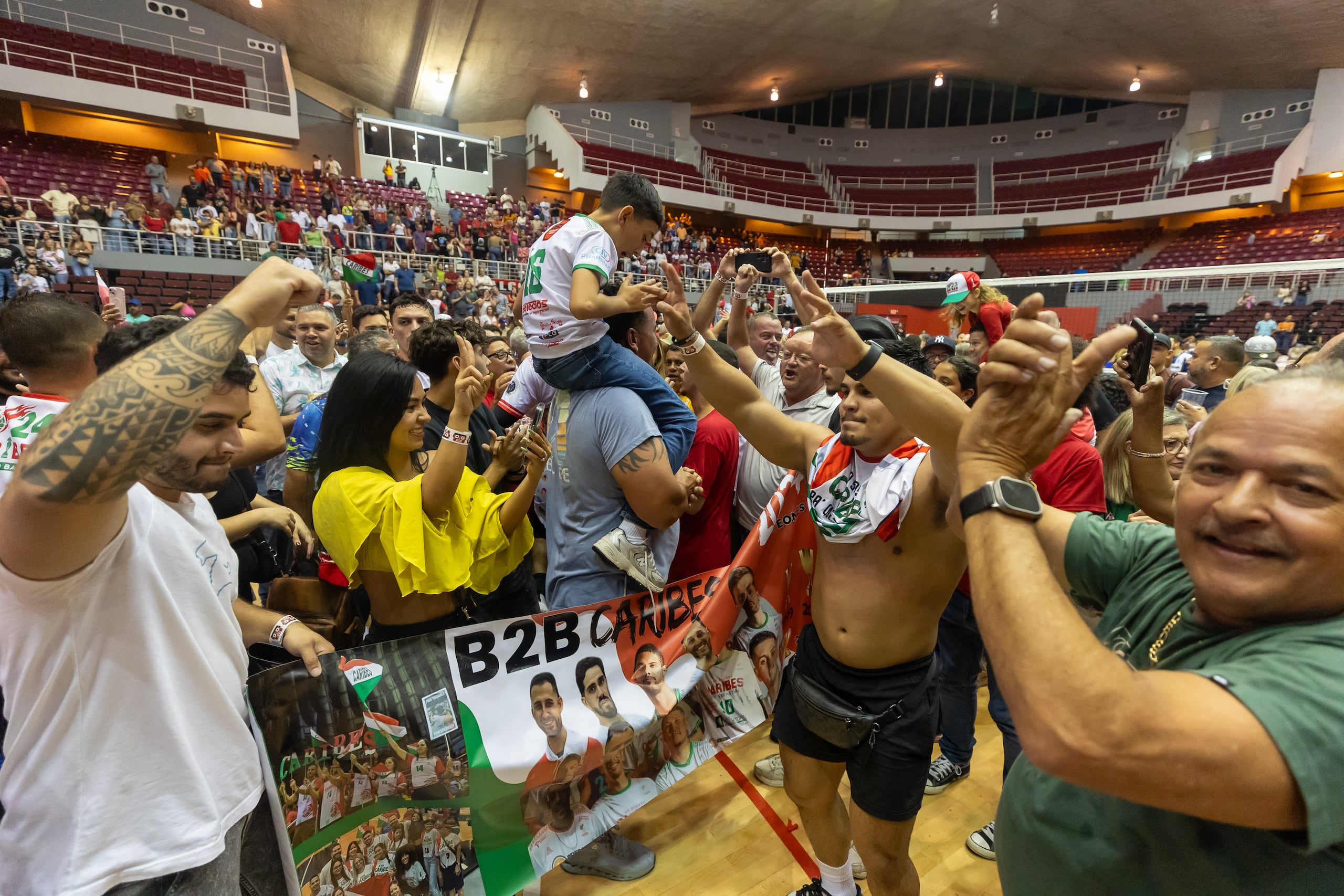 La fanaticada de los Caribes entró al tabloncillo del Auditorio Juan "Pachín" Vincens, en Ponce, una vez San Sebastián anotó el punto 15 del quinto parcial.