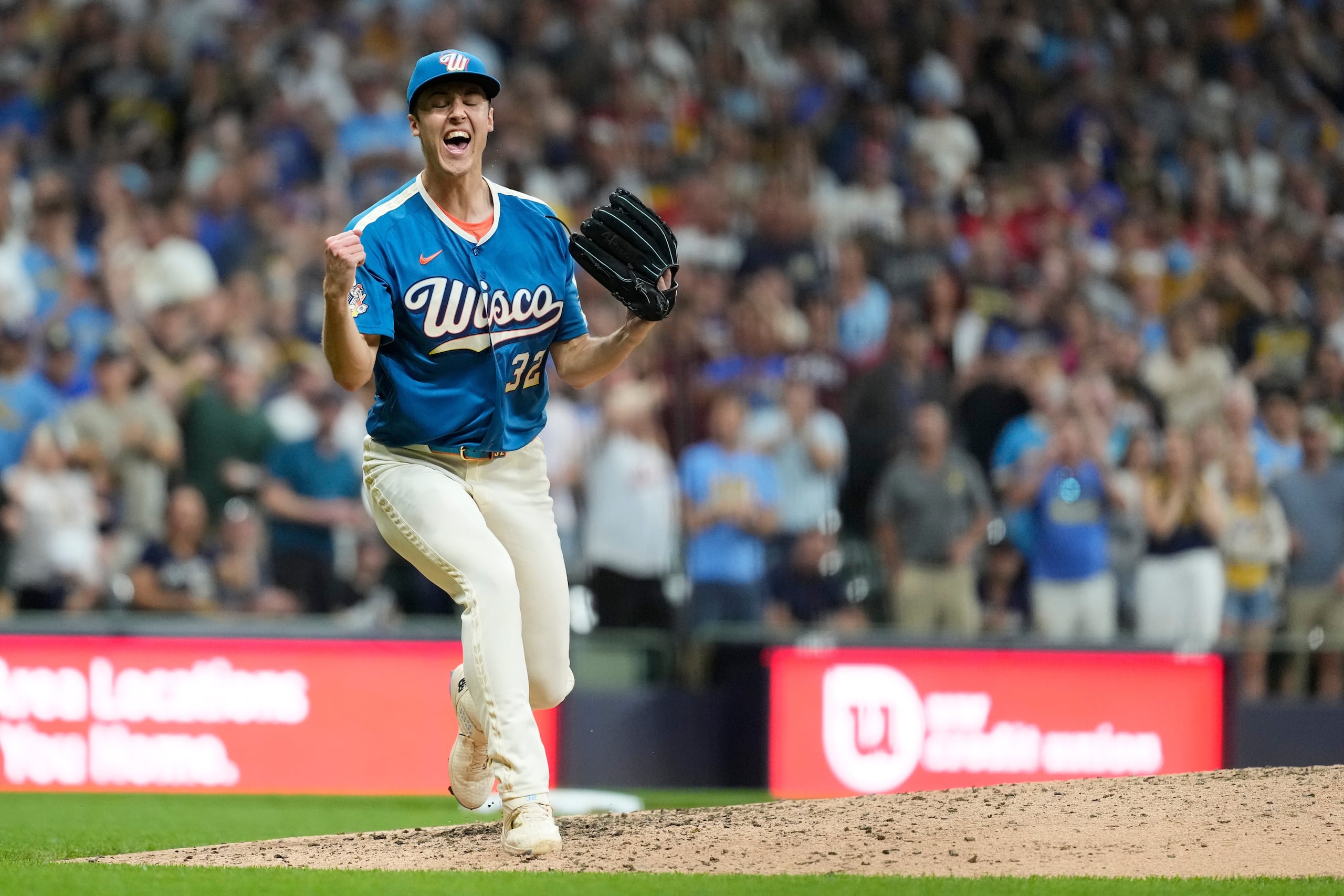 Jacob Misiorowski, de los Brewers de Milwaukee, reacciona después de registrar el último out en la novena entrada ante los Phillies de Filadelfia.