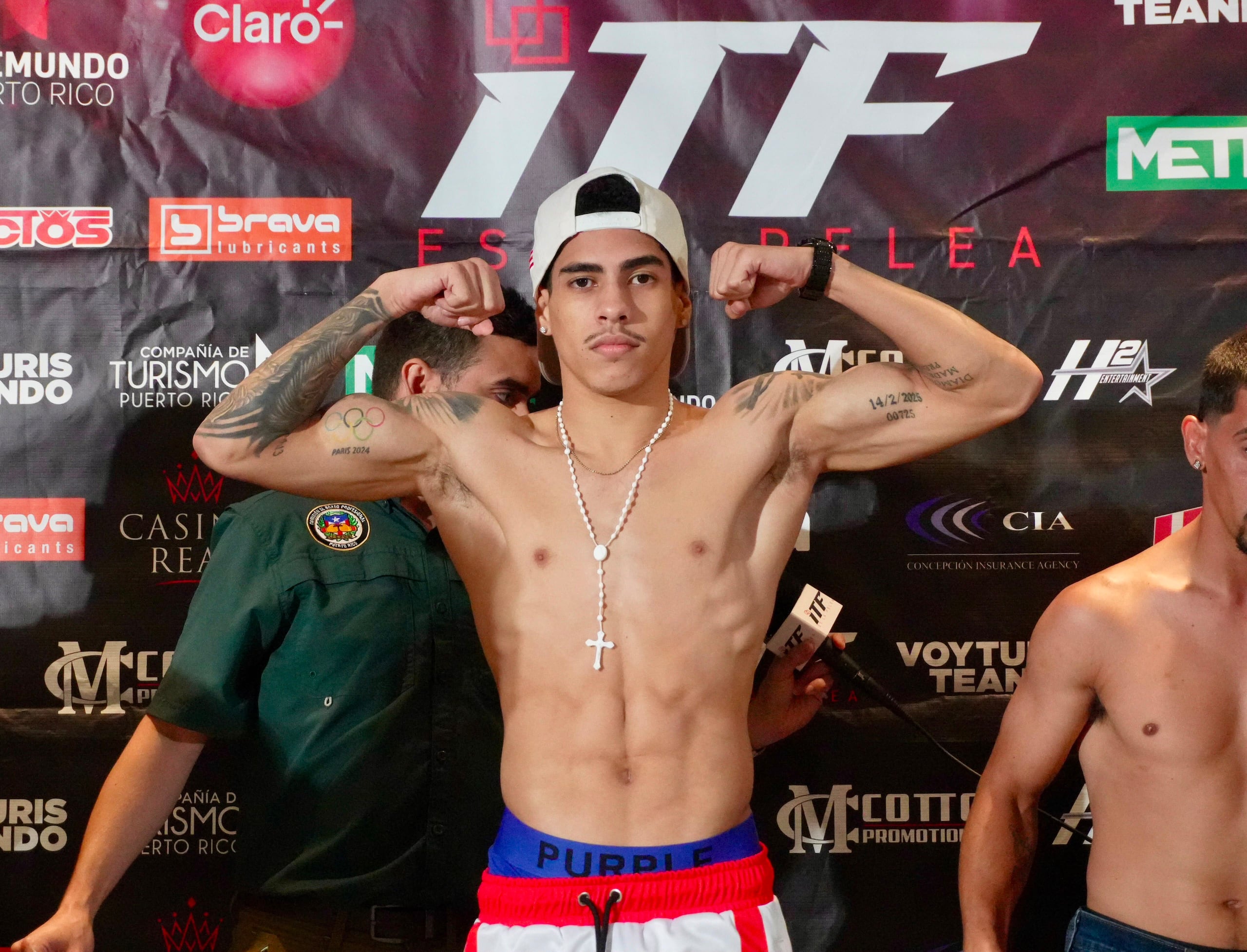 Juanmita López de Jesús en el pesaje de su combate estelar contra Edwin Cortés.