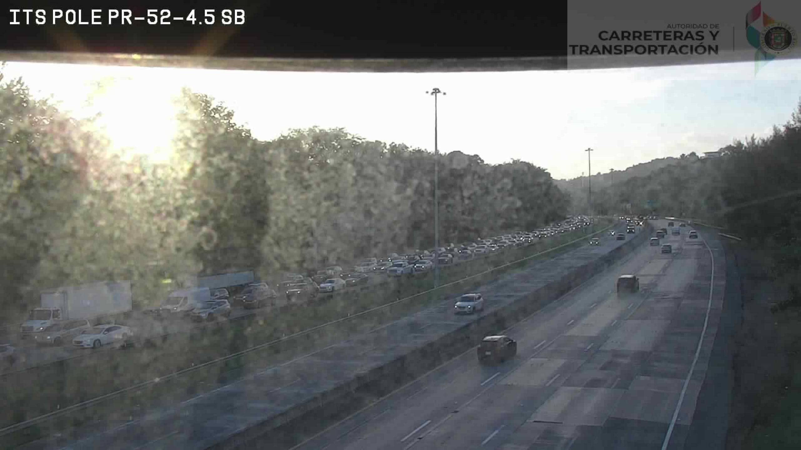 En las cámaras de la Autoridad de Carreteras y Transportación se observaba el tapón en la autopista. Esta imagen es en el kilómetro 4.5 a eso de las 7:29 de la mañana.