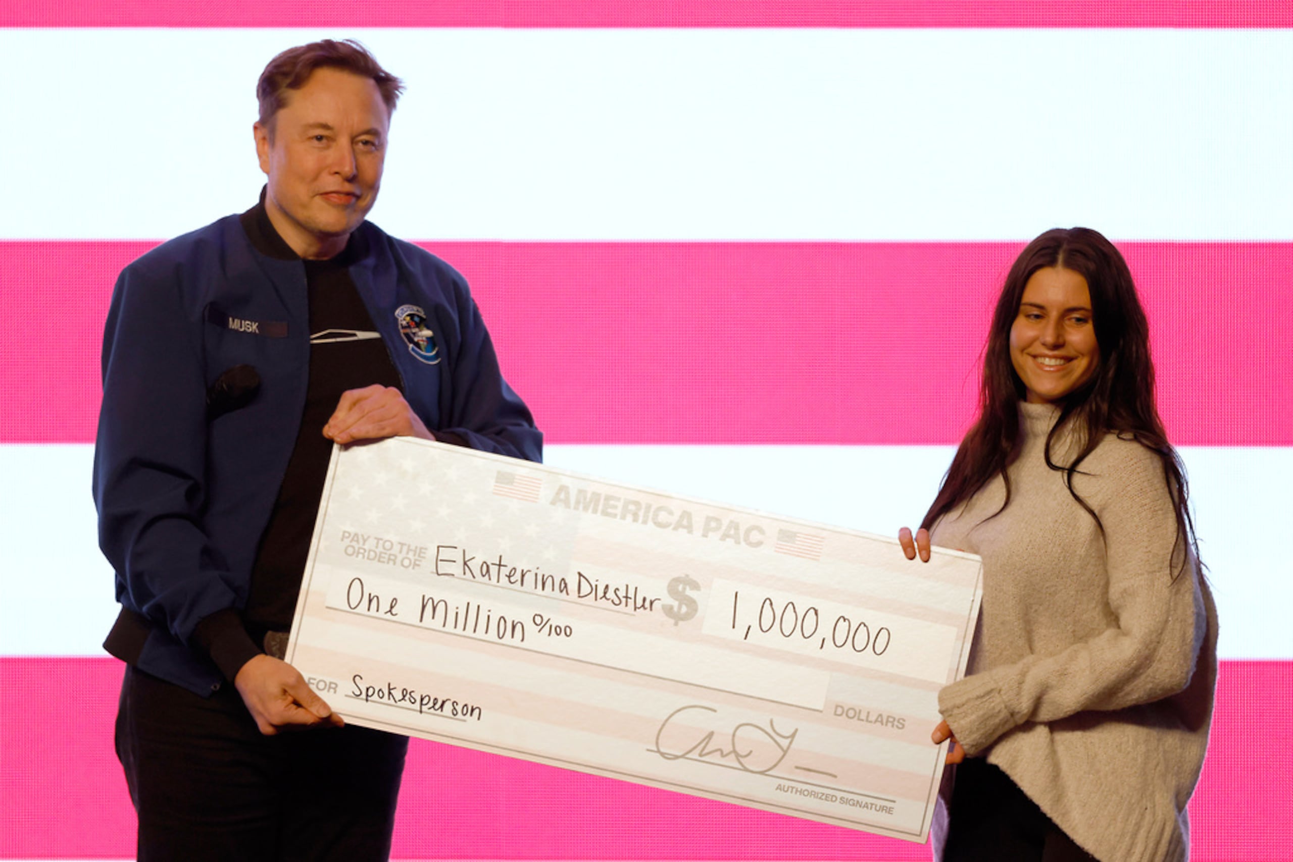 Elon Musk presenta un cheque por 1 millón de dólares durante una reunión pública el 30 de marzo de 2025, en Green Bay, Wisconsin.