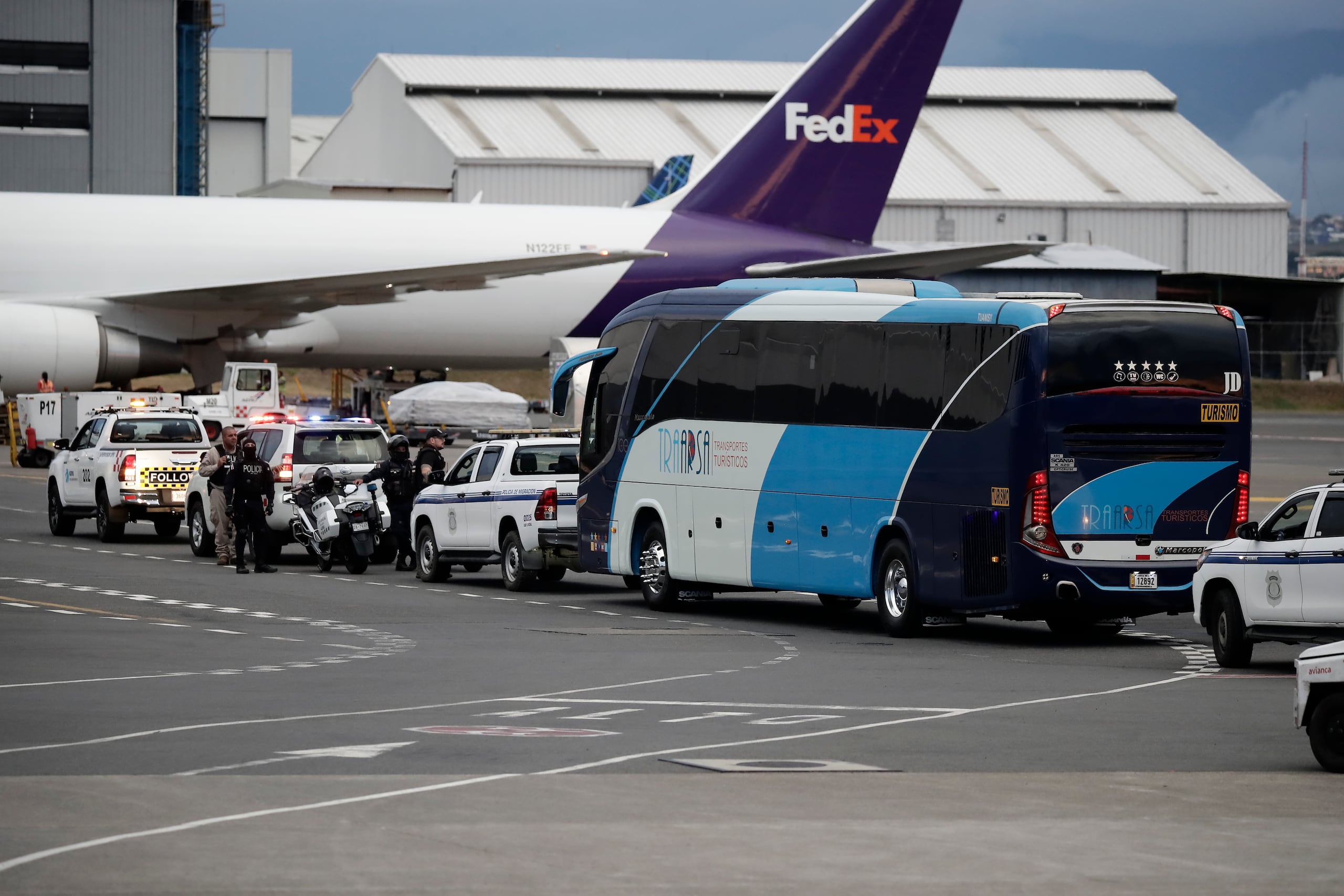 Fotografía de archivo del 20 de febrero de 2025 de un bus donde son trasladados migrantes provenientes de Estados Unidos. (EFE/ Jeffrey Arguedas)