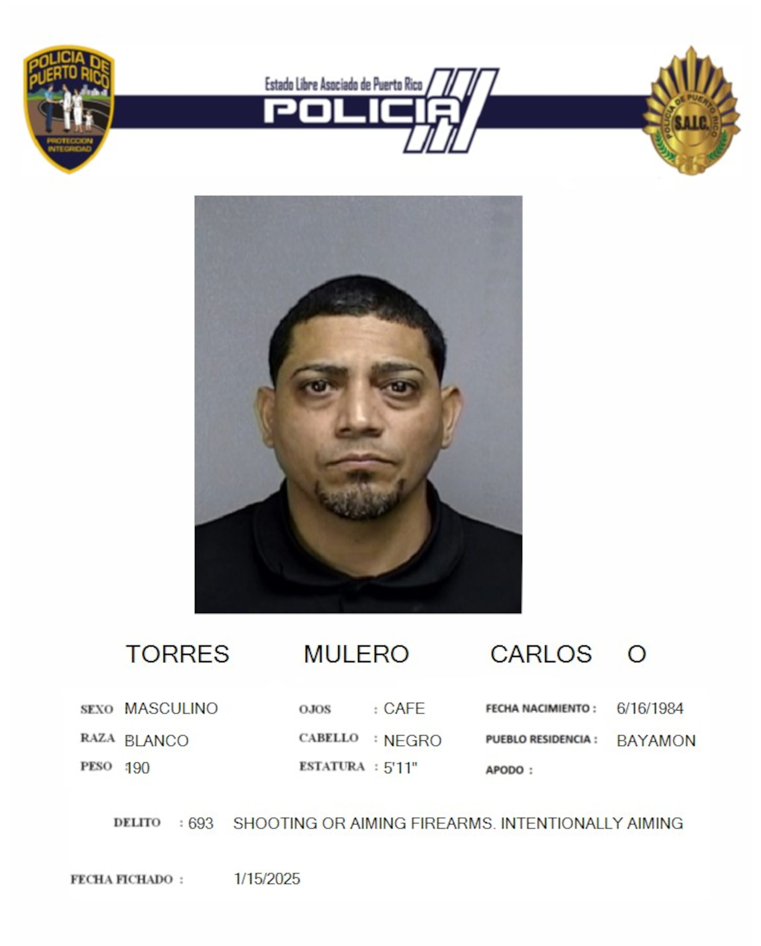 Carlos O. Torres Mulero enfrenta cargos por apuntar con un arma ilegal a un conductor en Bayamón, según el Negociado de la Policía.