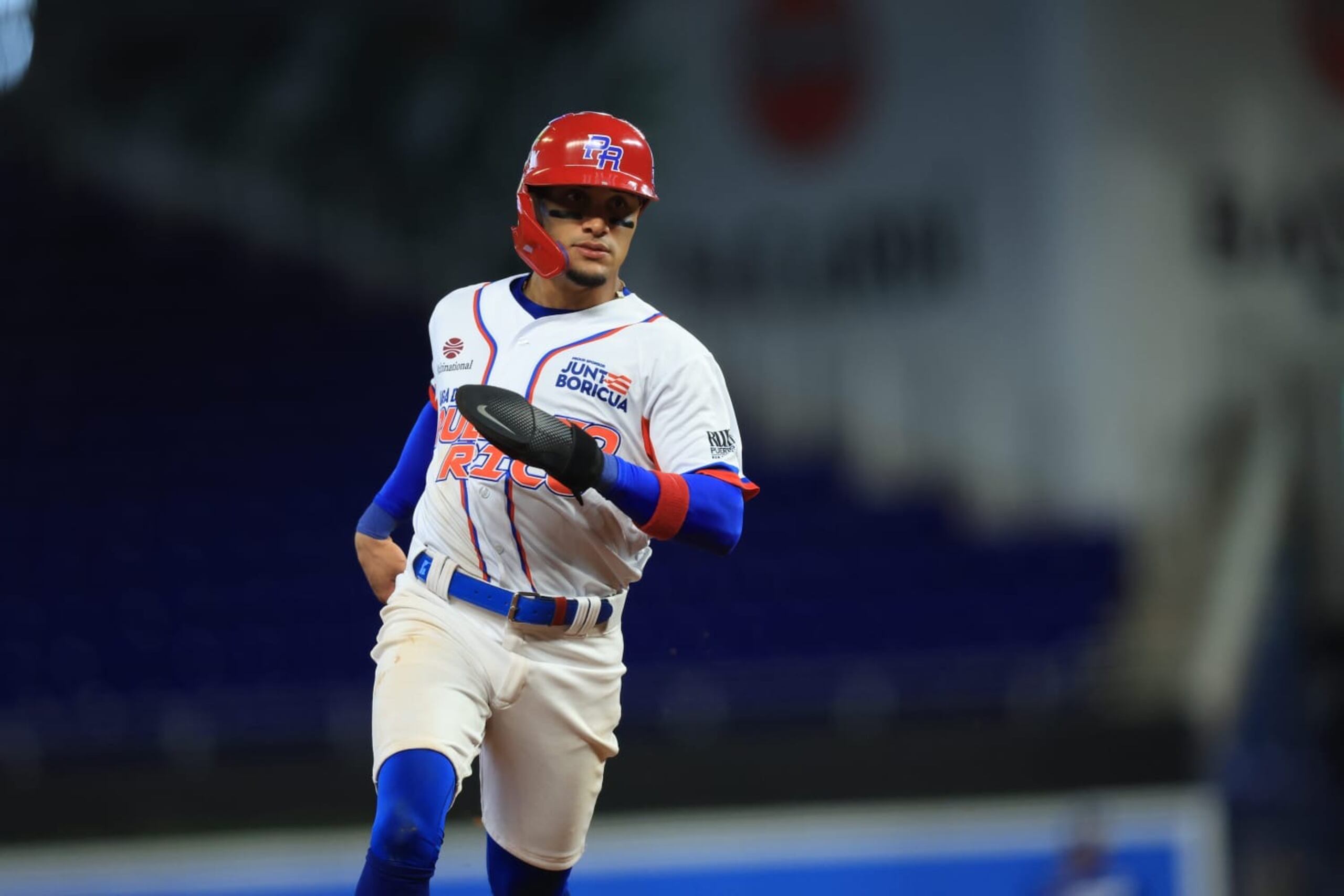Bryan Torres corre las bases durante el partido inaugural de la Serie del Caribe entre Puerto y Nicaragua.
