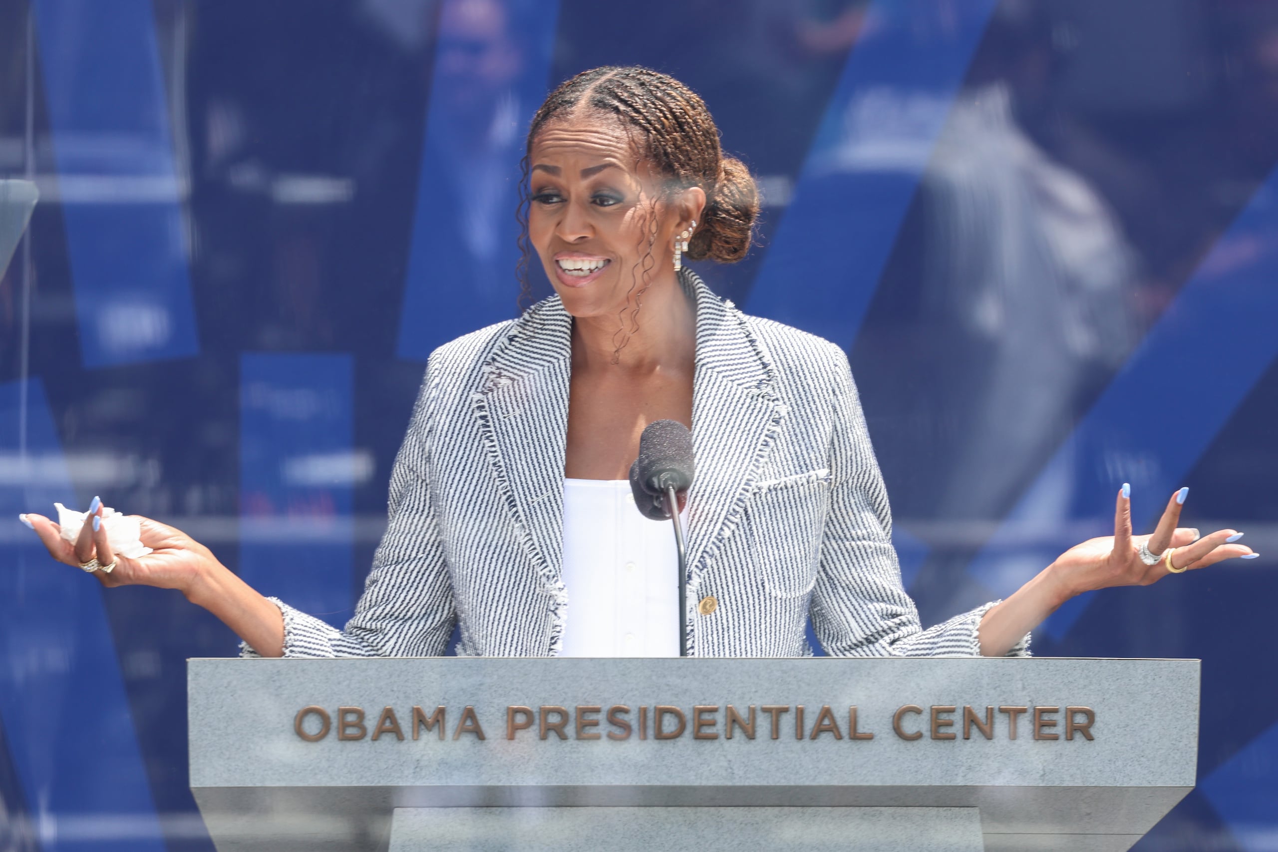 La ex primera dama Michelle Obama reconoció la resiliencia de su esposo ante las críticas, incluidas las teorías sobre si había nacido en Estados Unidos, promovidas por el presidente Donald Trump.