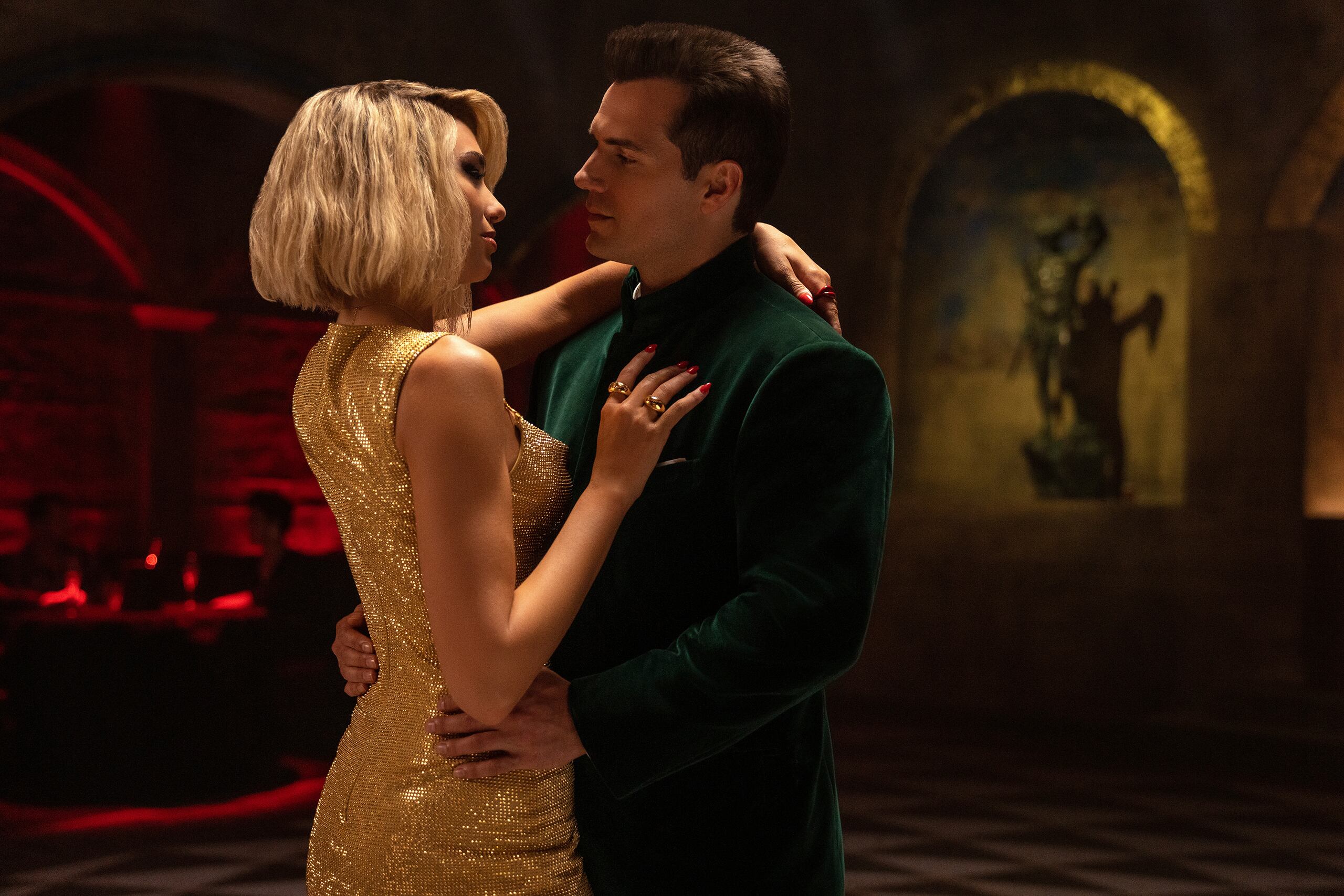 Dua Lipa, a la izquierda, y Henry Cavill, a la derecha, actúan en la película “Argylle”.