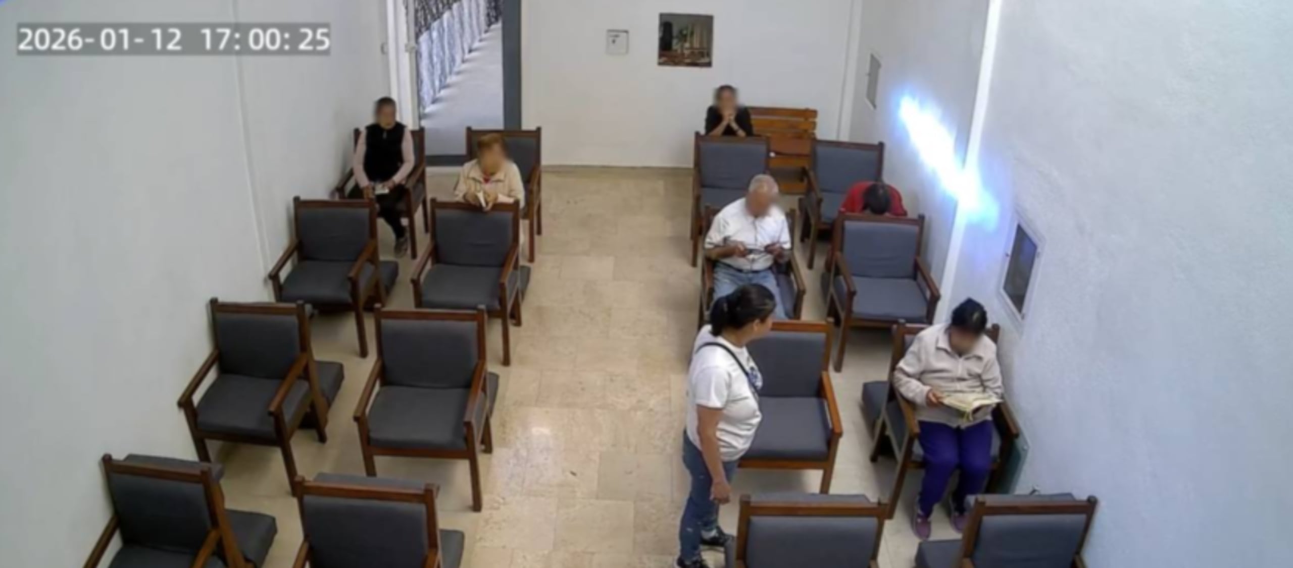 El incidente quedó grabado en las cámaras de seguridad.