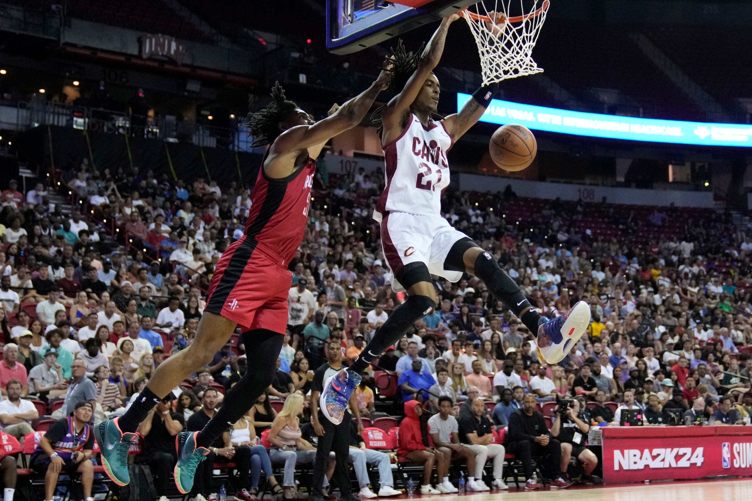 Emoni Bates de los Cavaliers de Cleveland clava el balón frente a Jermaine Samuels Jr. de los Rockets de Houston durante el encuentro de campeonato de la Liga de Verano.