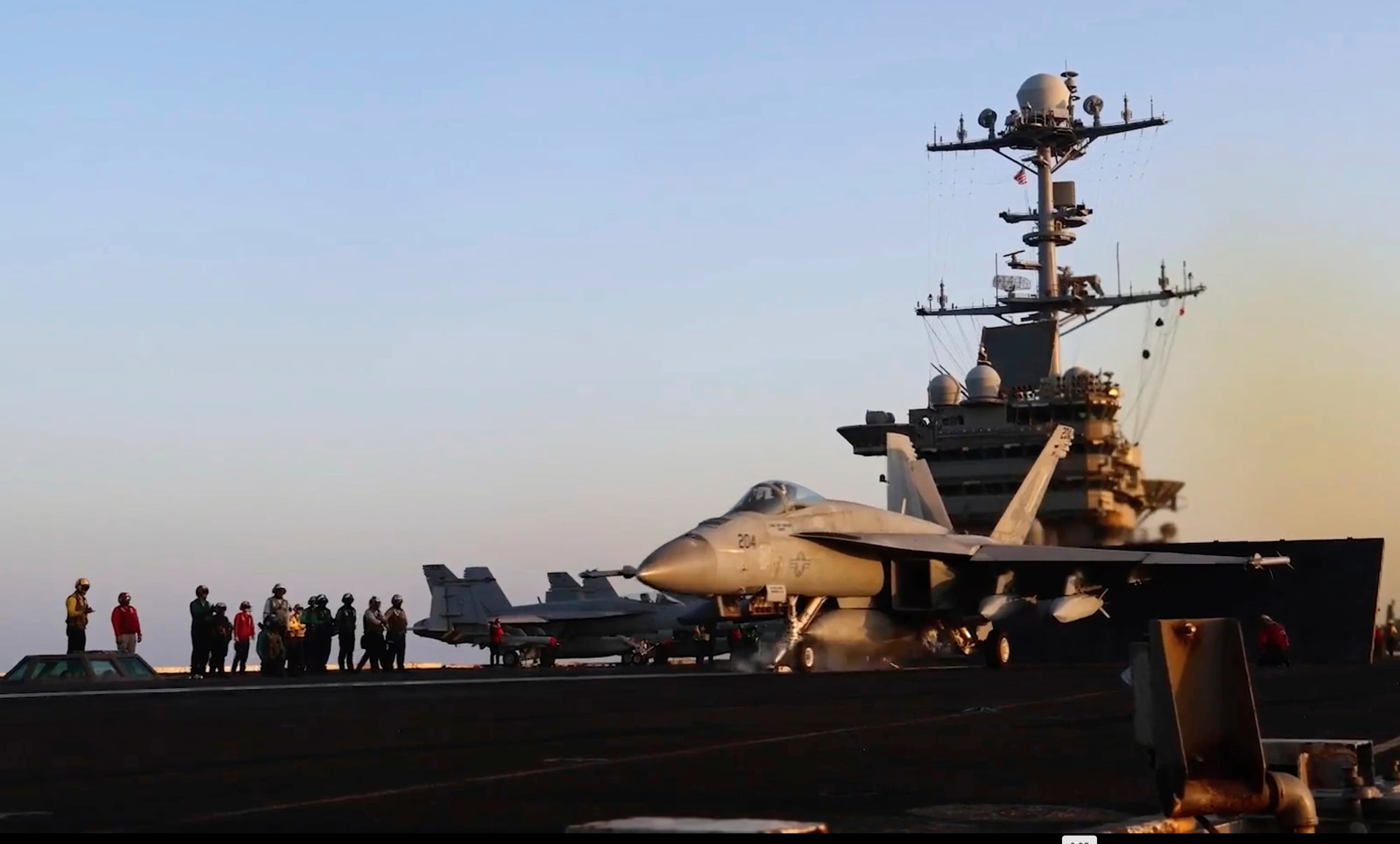 En esta imagen, tomada de un video proporcionado por la Marina de Estados Unidos, se muestra una aeronave despegando de un portaaviones en una ubicación no revelada antes de los ataques en Saná, Yemen, el sábado 15 de marzo de 2025. (Marina de Estados Unidos vía AP)