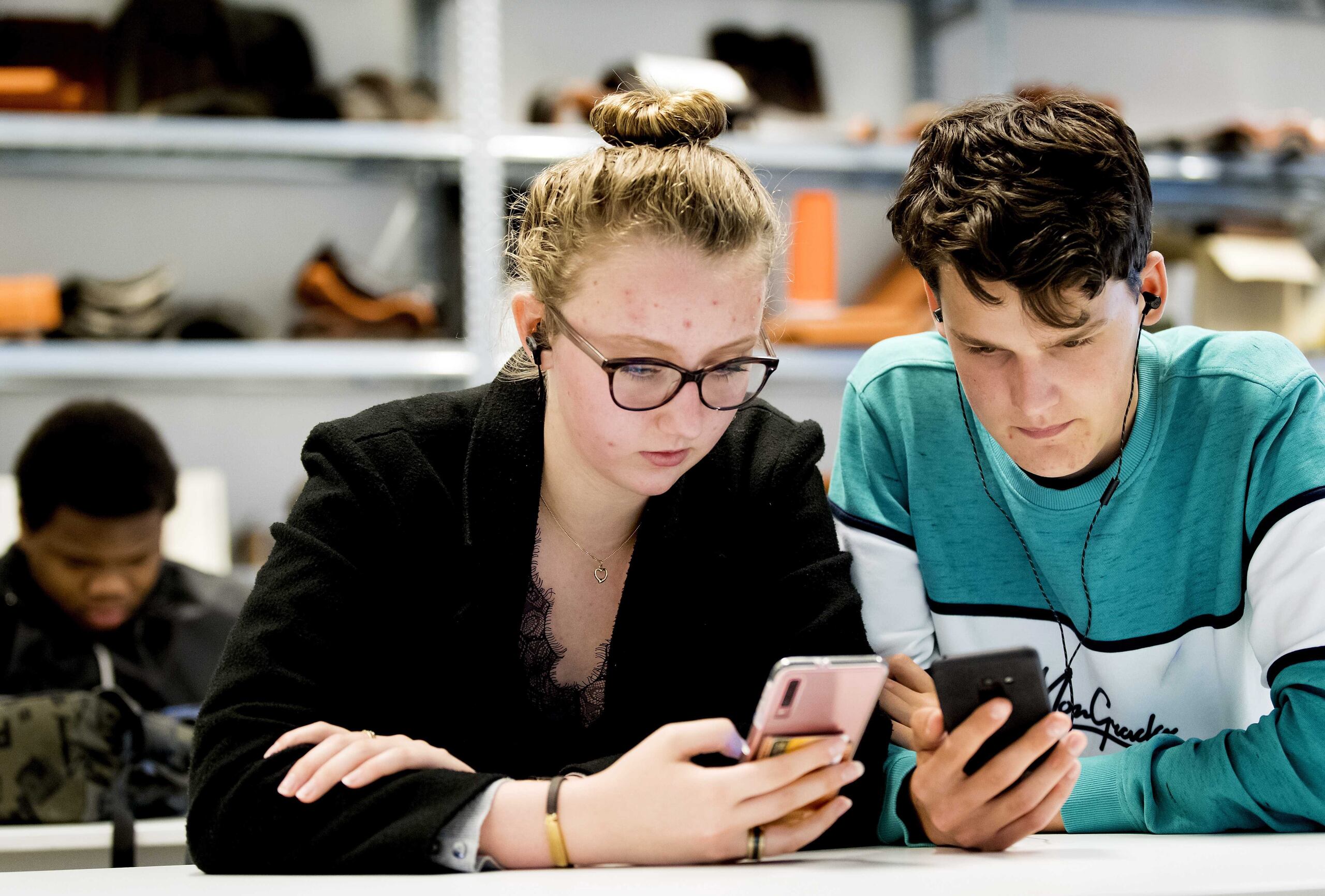 Si la prohibición es aprobada, Nueva York se sumaría a cuando menos ocho estados que han promulgado medidas para prohibir o restringir que los estudiantes usen teléfonos móviles en las escuelas.