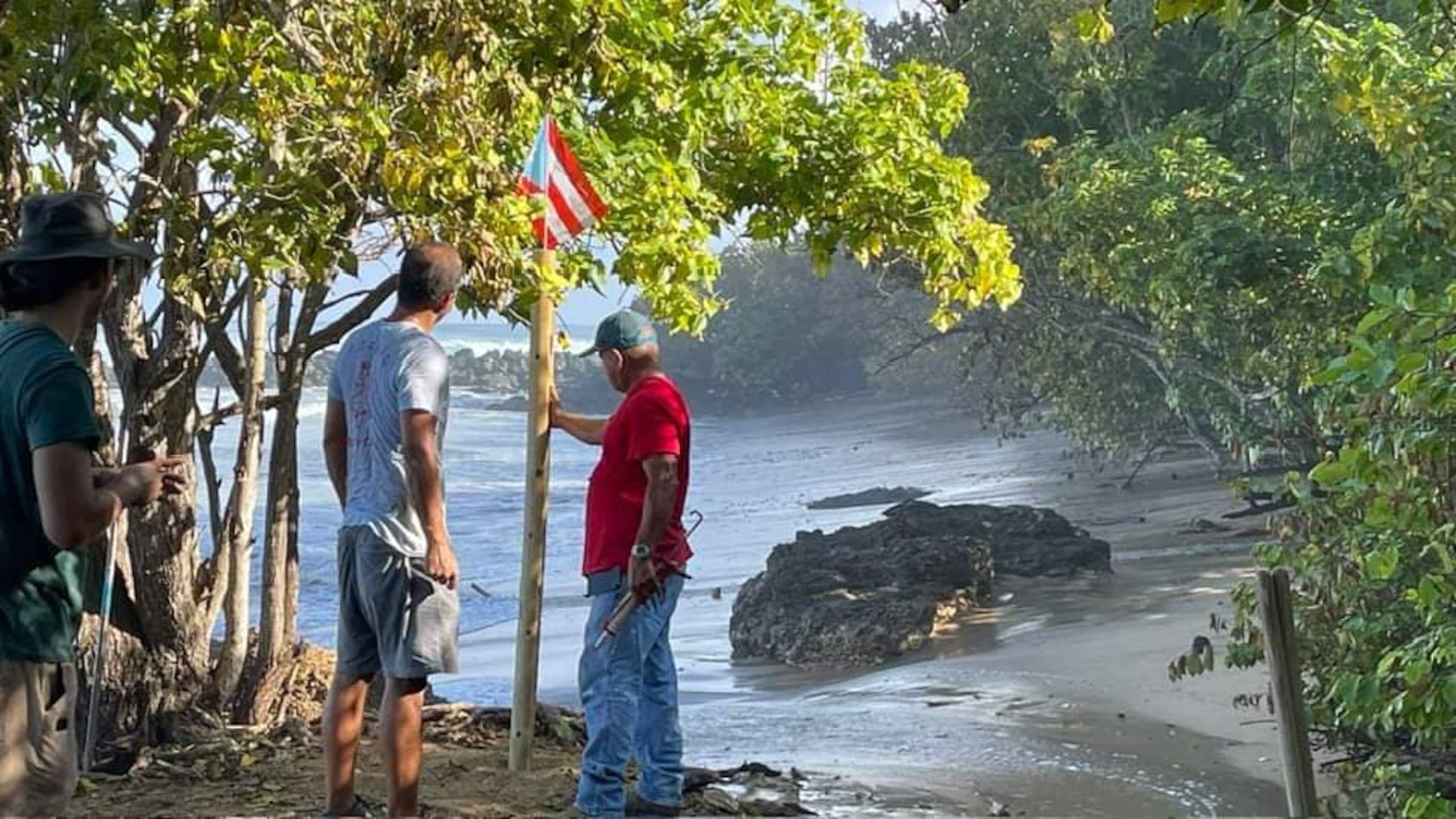 Los voluntarios instalaron postes de madera demarcando la trayectoria.