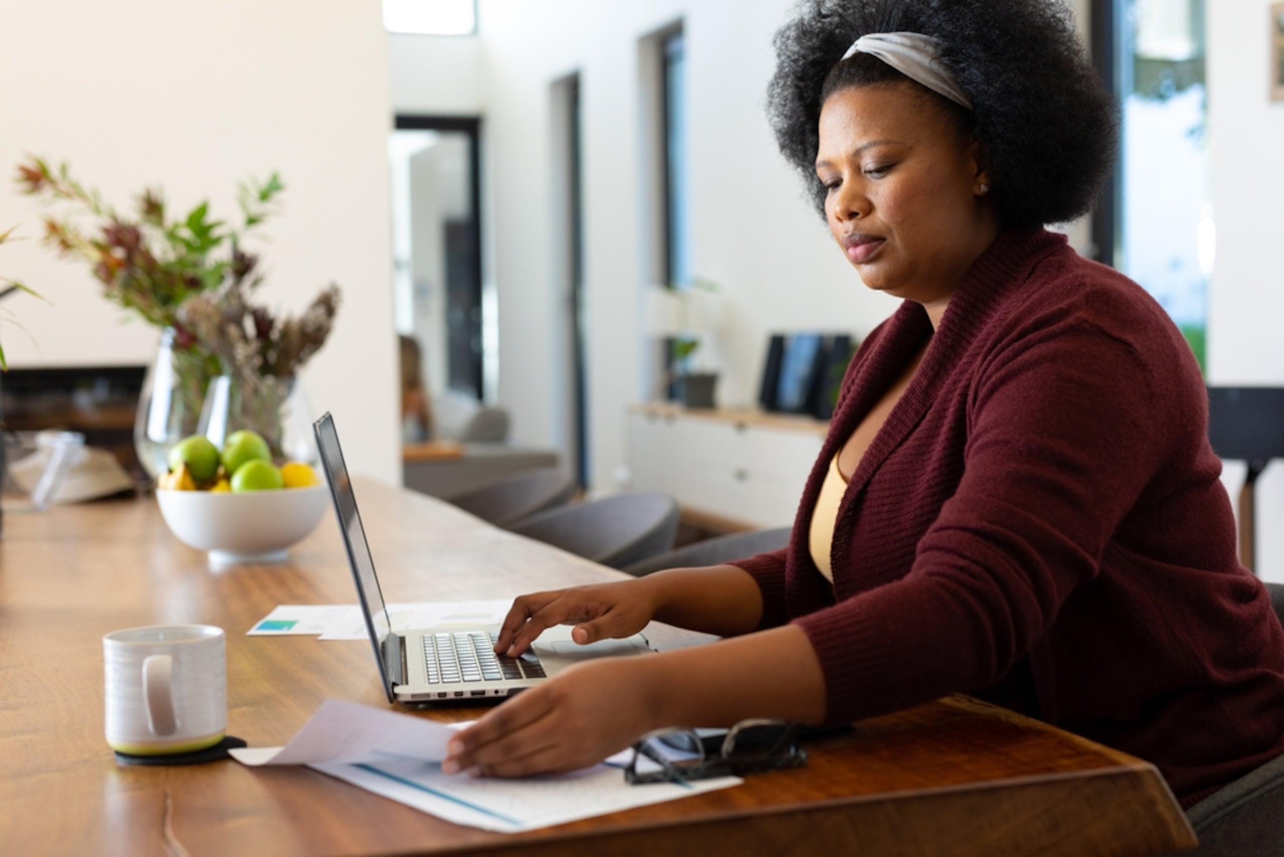 Descubre cómo la educación para adultos ofrece flexibilidad, beneficios para el bienestar general y profesional, y oportunidades para alcanzar metas académicas, enriquecer la vida y destacar en un mercado laboral competitivo.