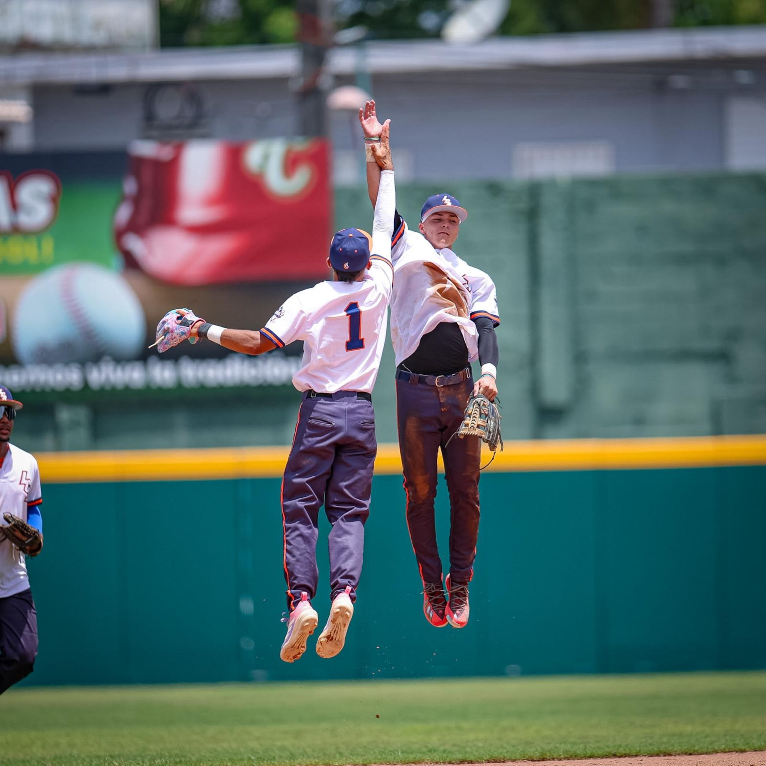 Dos jugadores de la Leadership Christian Academy celebran su victoria sobre el Instituto de Desarrollo del Niño de Carolina en la fase Sweet 16.