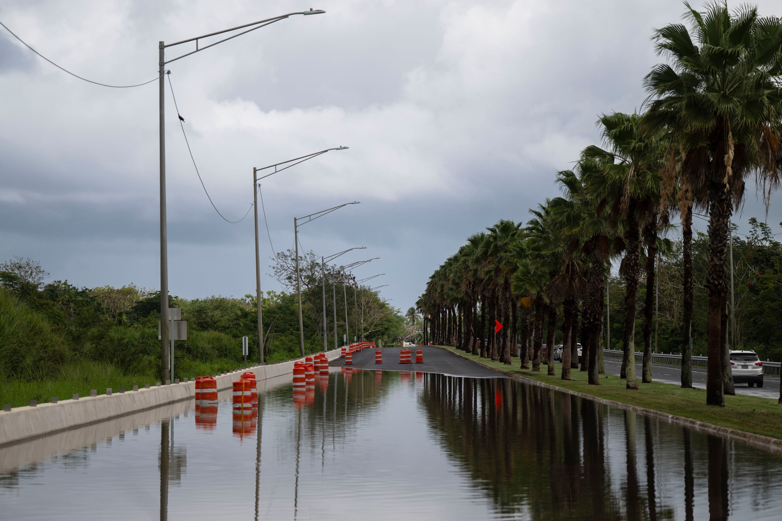 No cruce carreteras inundadas.