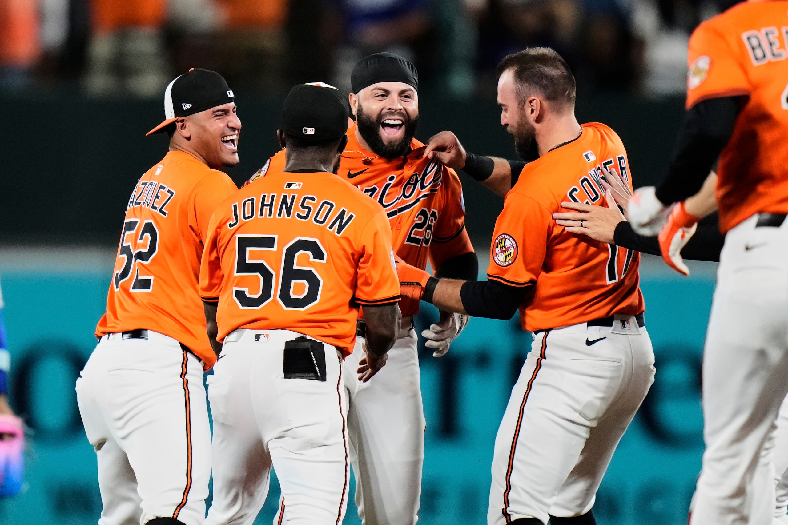 Emmanuel Rivera es felicitado por sus compañeros tras dejar en el terreno a los Dodgers de Los Ángeles.