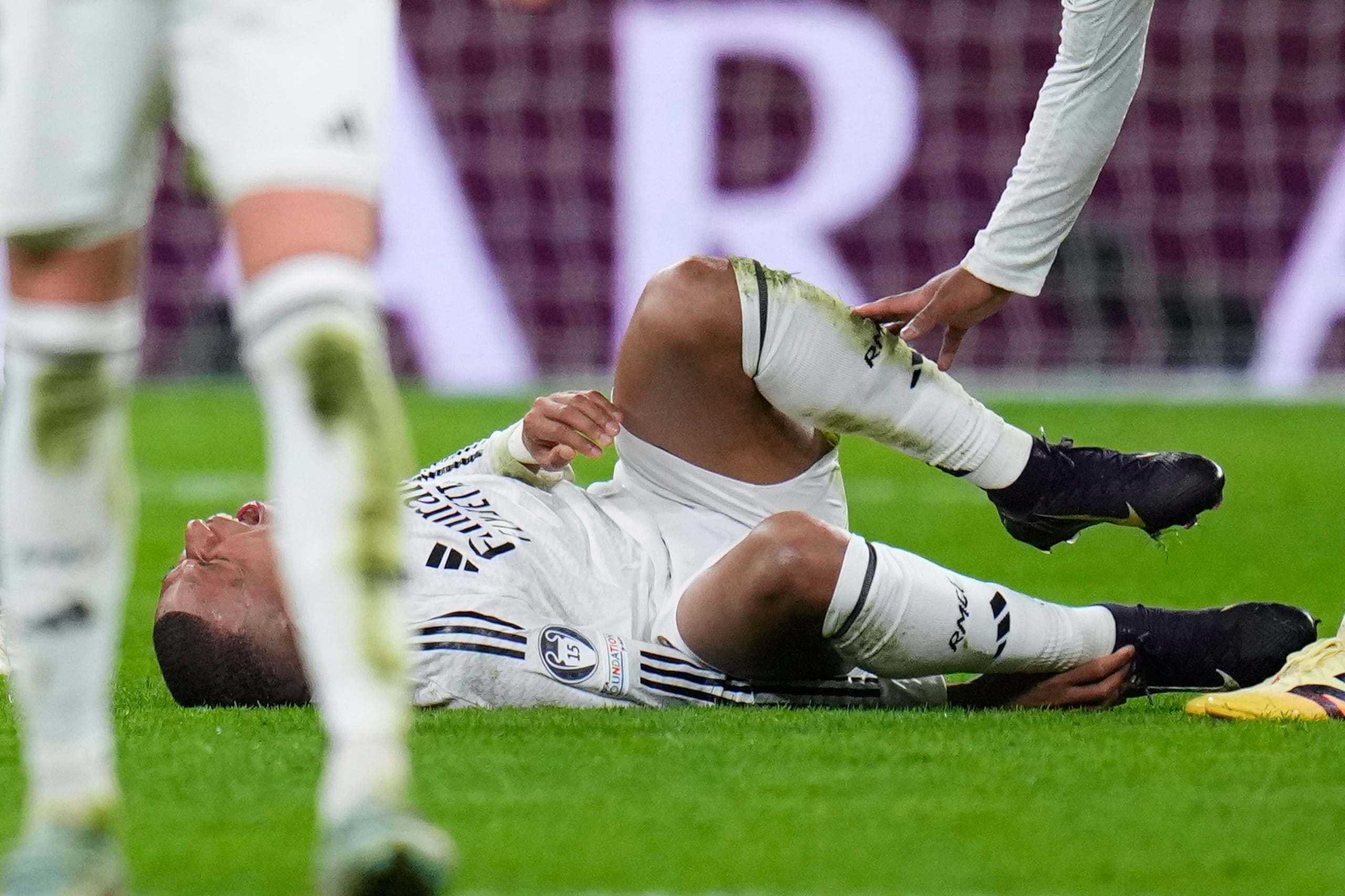 Kylian Mbbapé, del Real Madrid, se retuerce de dolor luego de una lastimadura que provocó posteriormente su salida del partido.
