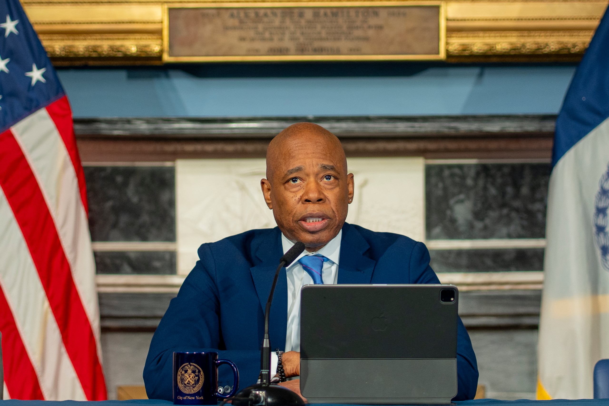 El alcalde, que ha dicho que buscará la reelección en noviembre como candidato independiente, dijo que los inmigrantes "no pueden rendirse al miedo de no poder vivir su vida" debido a la campaña de deportaciones deTrump.