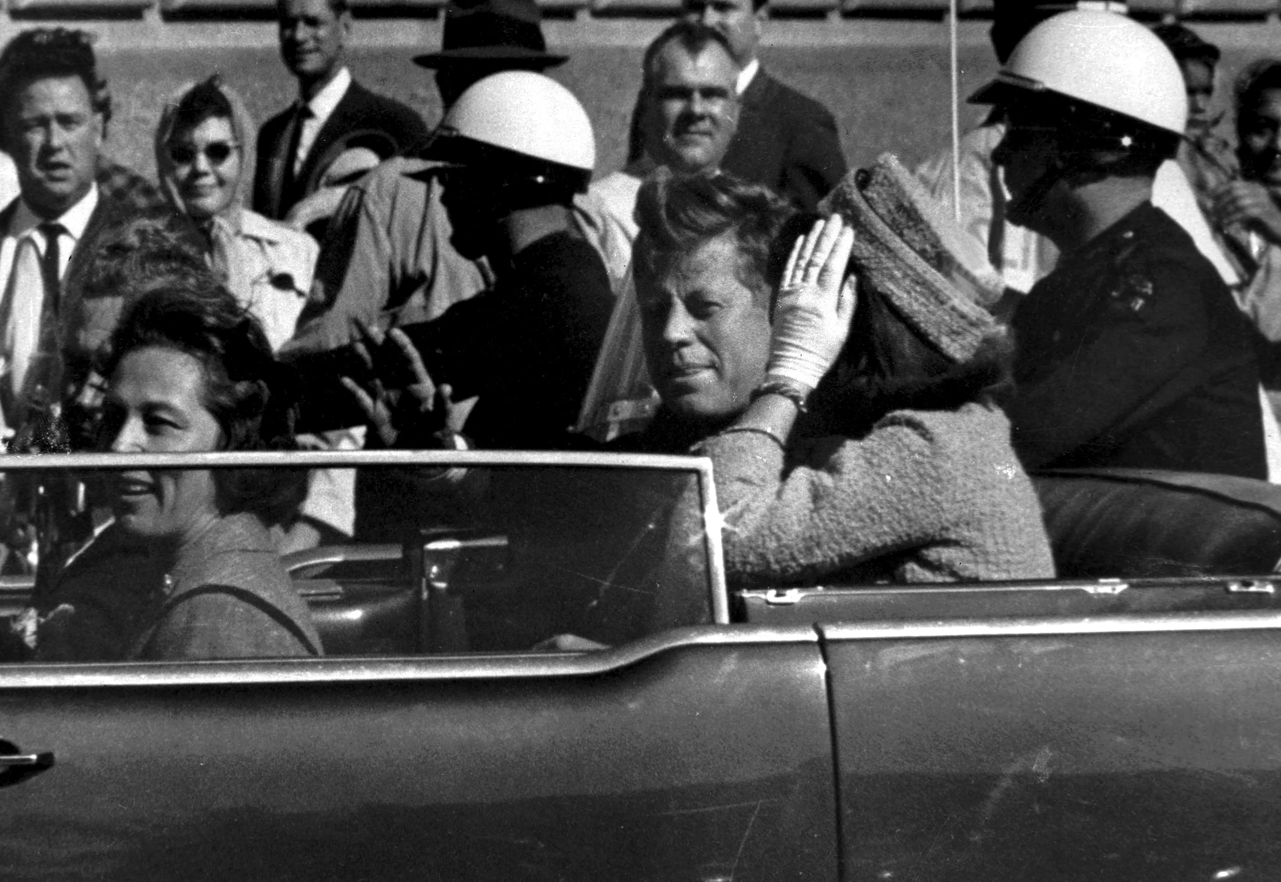 Kennedy fue asesinado el 22 de noviembre de 1963, en una visita a Dallas cuando su comitiva terminaba su desfile por el centro de la ciudad.