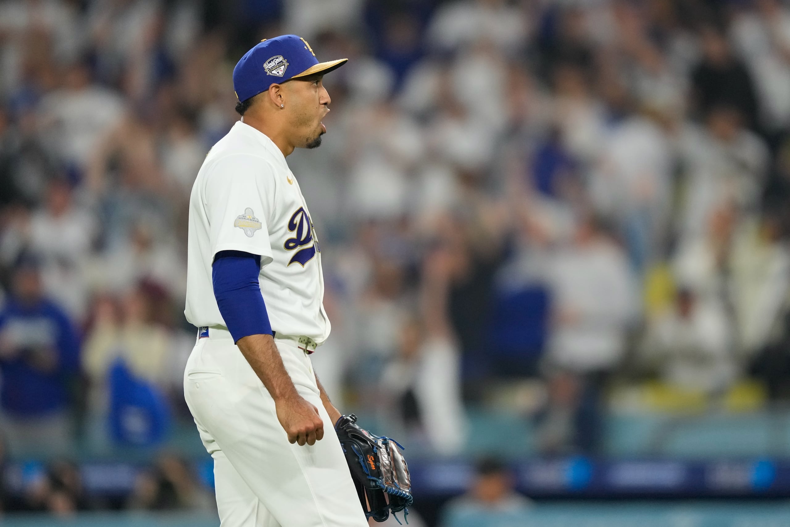 Edwin Díaz celebra luego de lograr su primer salvamento con el uniforme de los Dodgers.