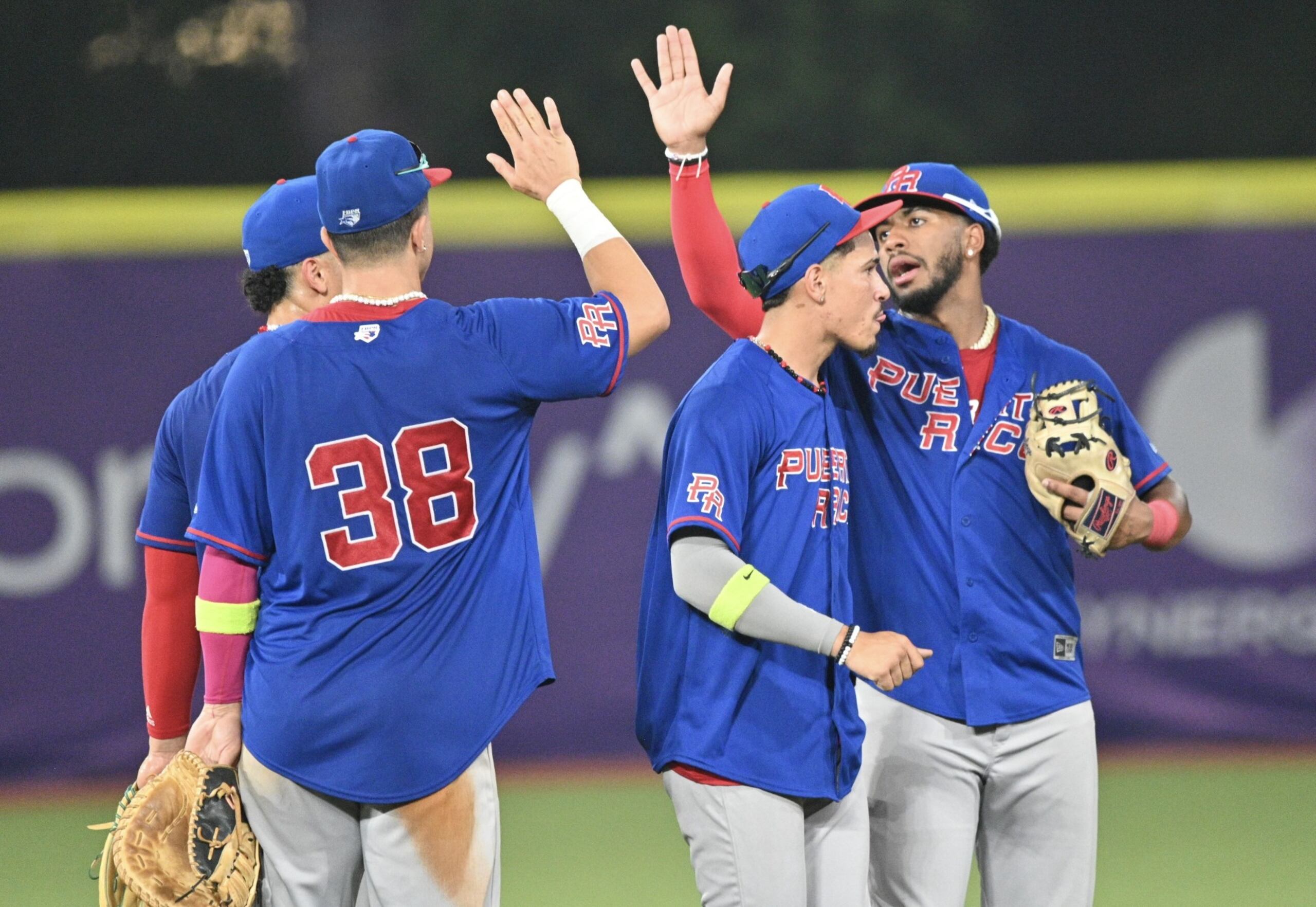 Integrantes de la novena de Puerto Rico celebran la victoria ante Japón.