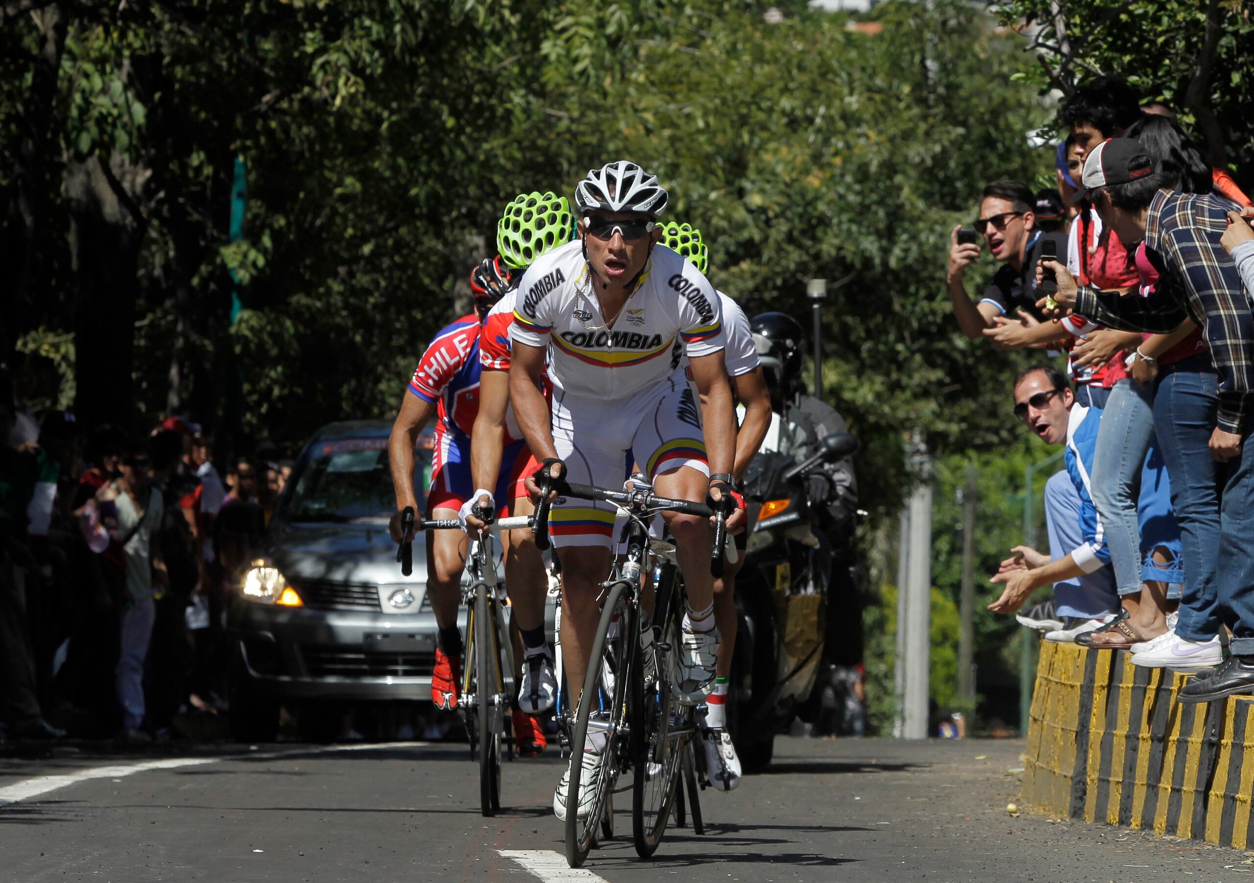 El colombiano Marlon Pérez lidera un grupo de ciclistas durante la carrera de ciclismo en ruta masculina en los Juegos Panamericanos en Guadalajara, México, el 22 de octubre de 2011.