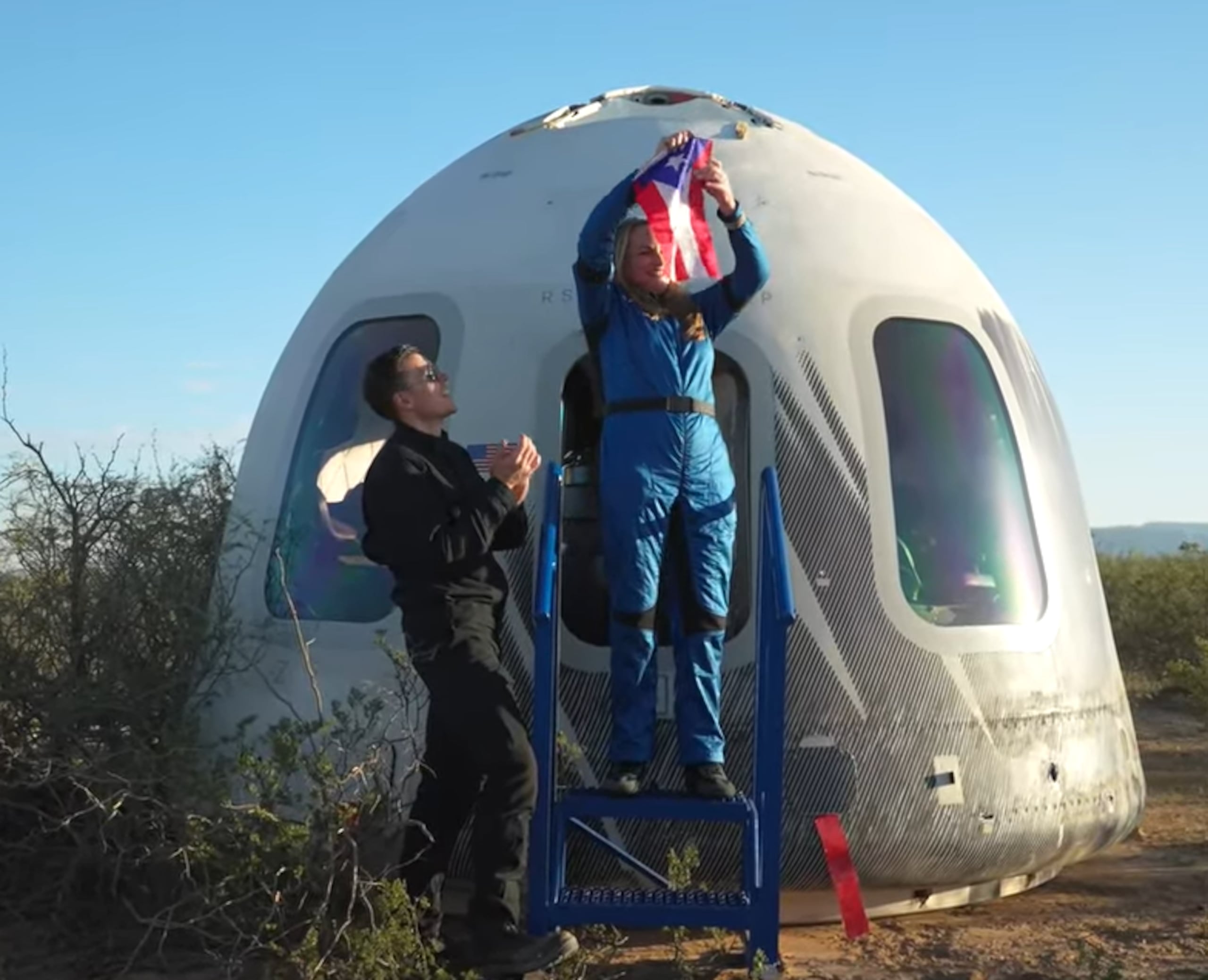 La meteoróloga Deborah Martorell tras salir de la cápsula de la misión NS-34 de la empresa Blue Origin.