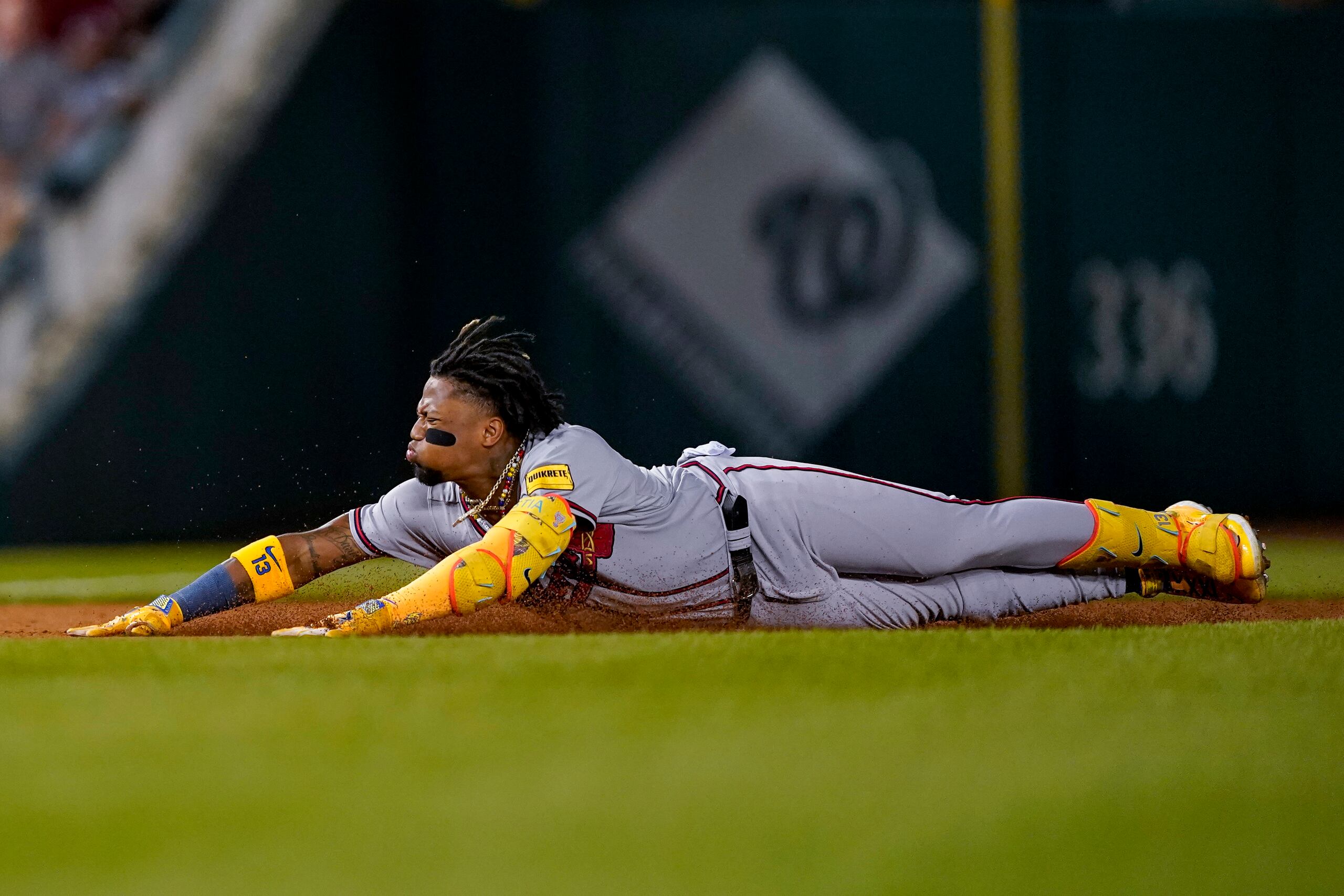 Ronald Acuña Jr. se desliza a la tercera base en un partido contra los Nationals de Washington.