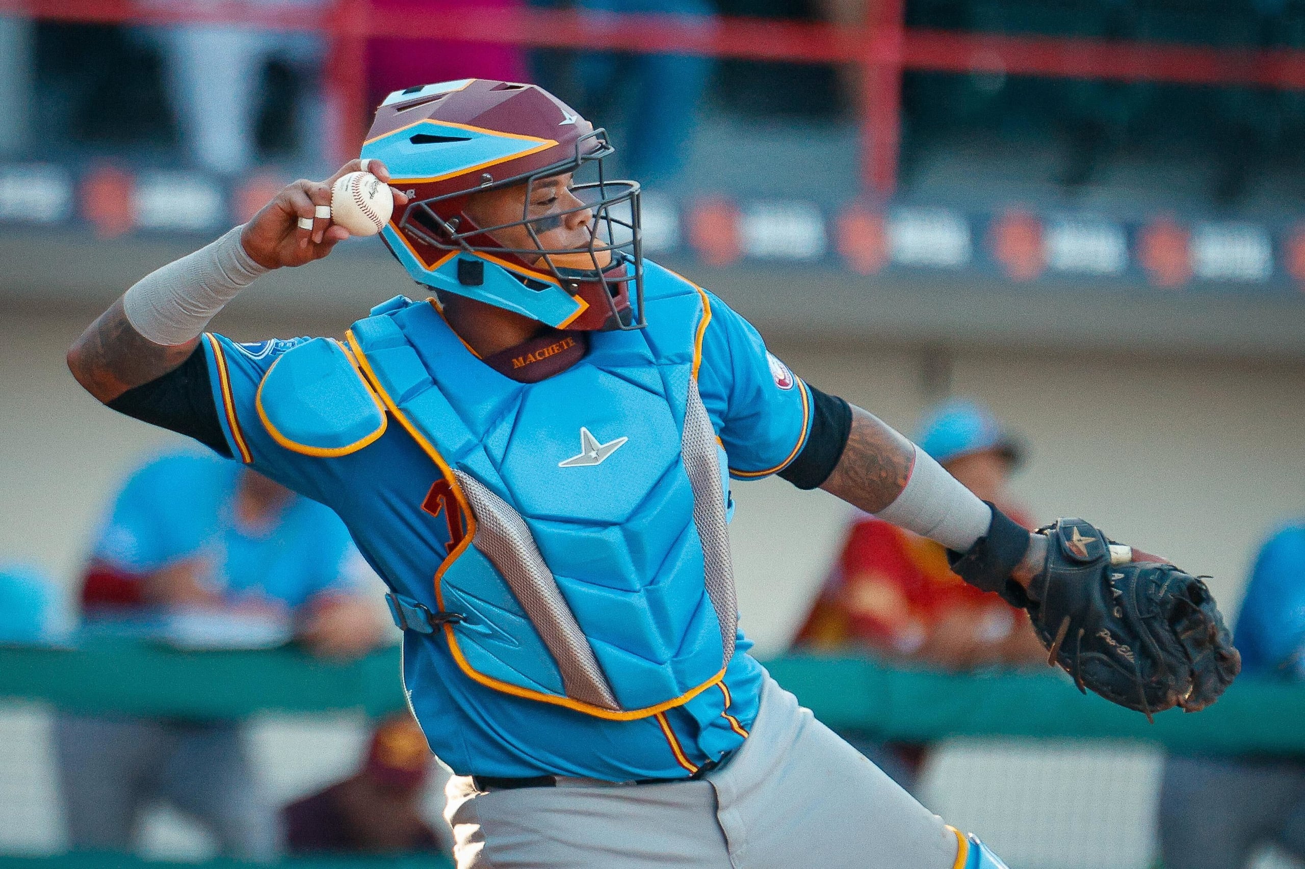 Martín Maldonado en la receptoría con el uniforme de los Indios de Mayagüez durante la temporada 2024-25 de la Liga de Béisbol Profesional Roberto Clemente (LBPRC).