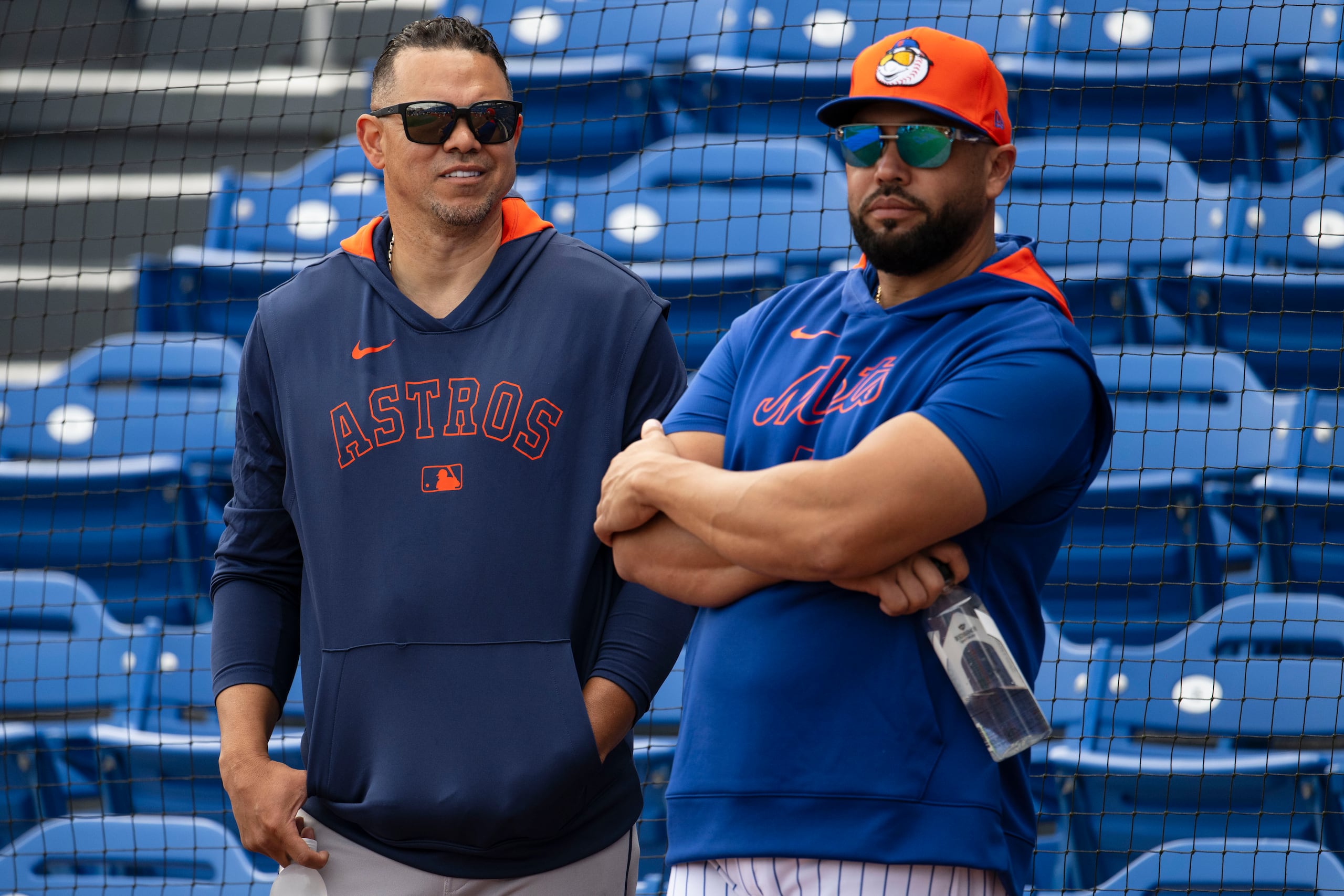 De izquierda a derecha, el coach de los Astros de Houston, Álex Cintrón y Carlos Beltrán.